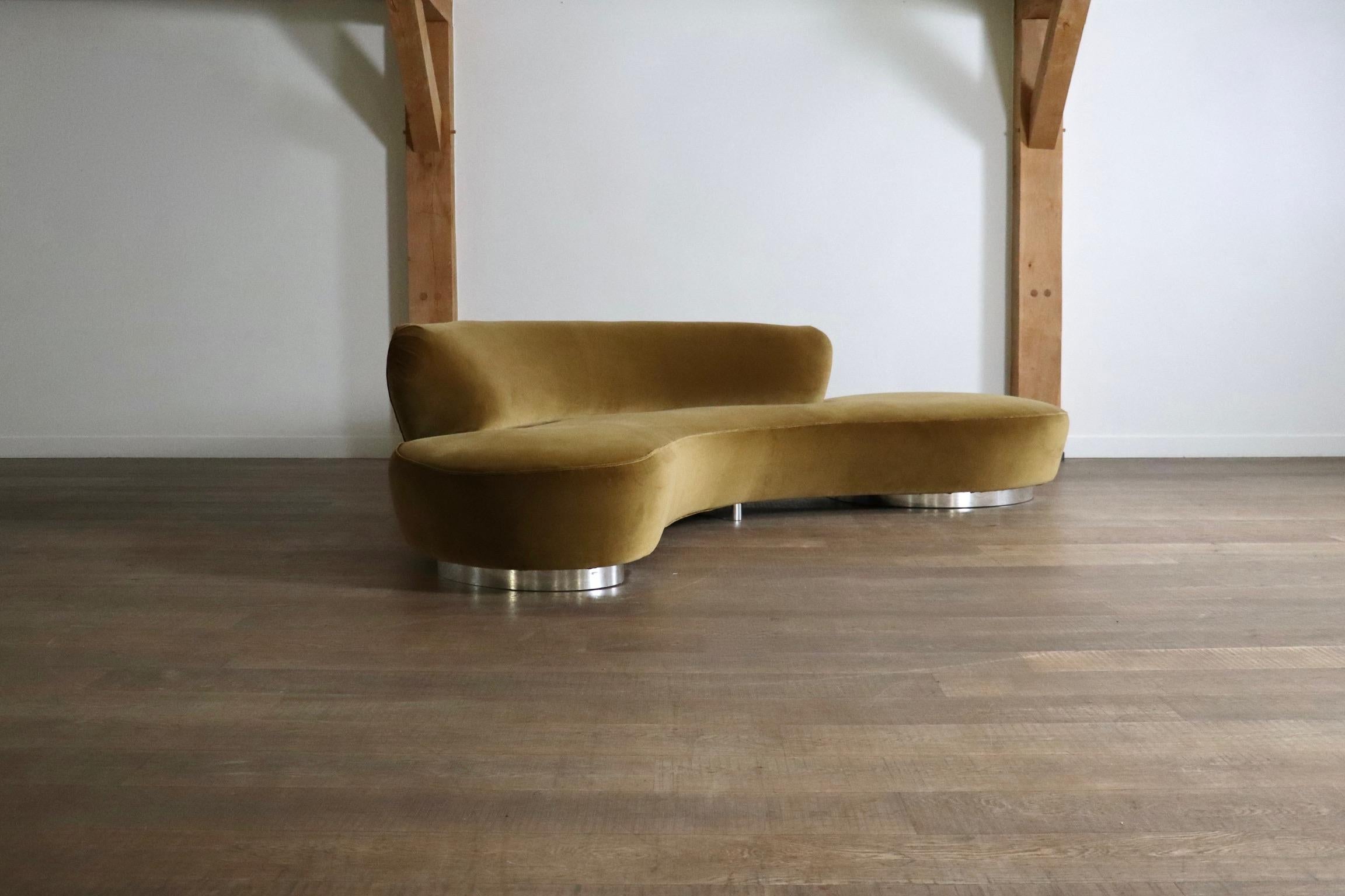 Vladimir Kagan serpentine sofa in velvet for Directional USA 1999 For Sale 3
