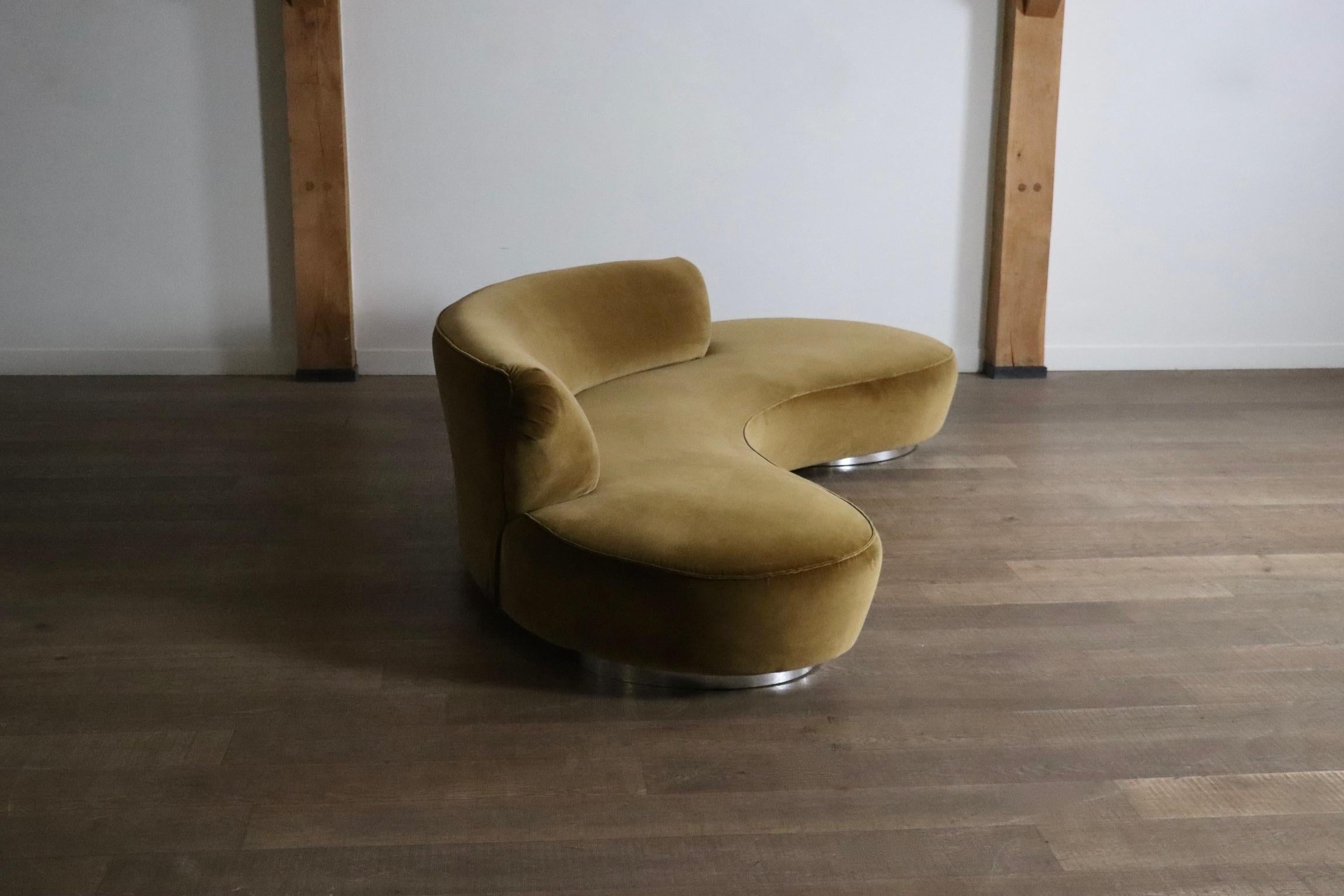 Vladimir Kagan serpentine sofa in velvet for Directional USA 1999 For Sale 4