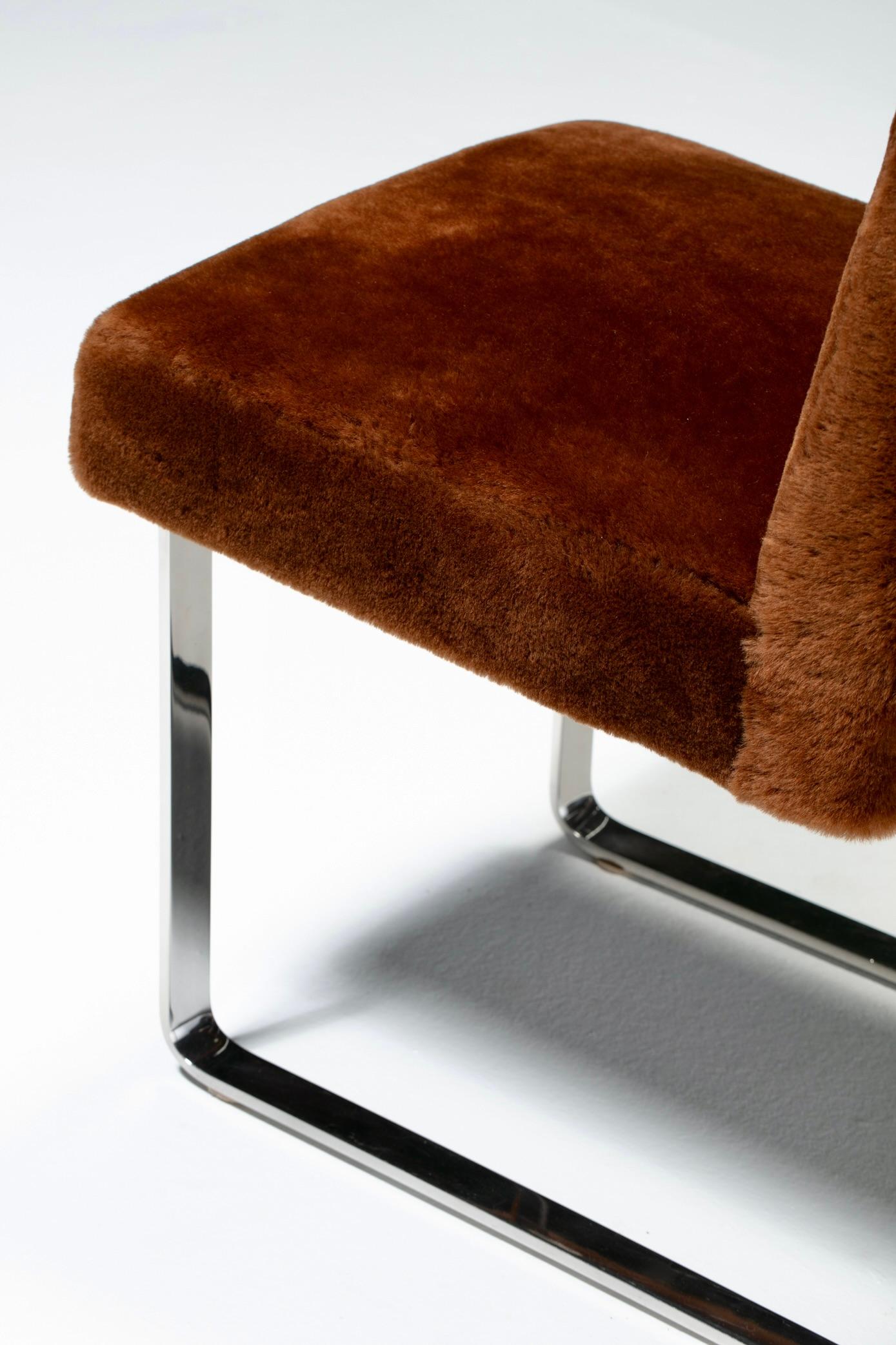 Vladimir Kagan Set di 8 sedie da pranzo cromate in shearling nuovo cioccolato al latte in vendita 5