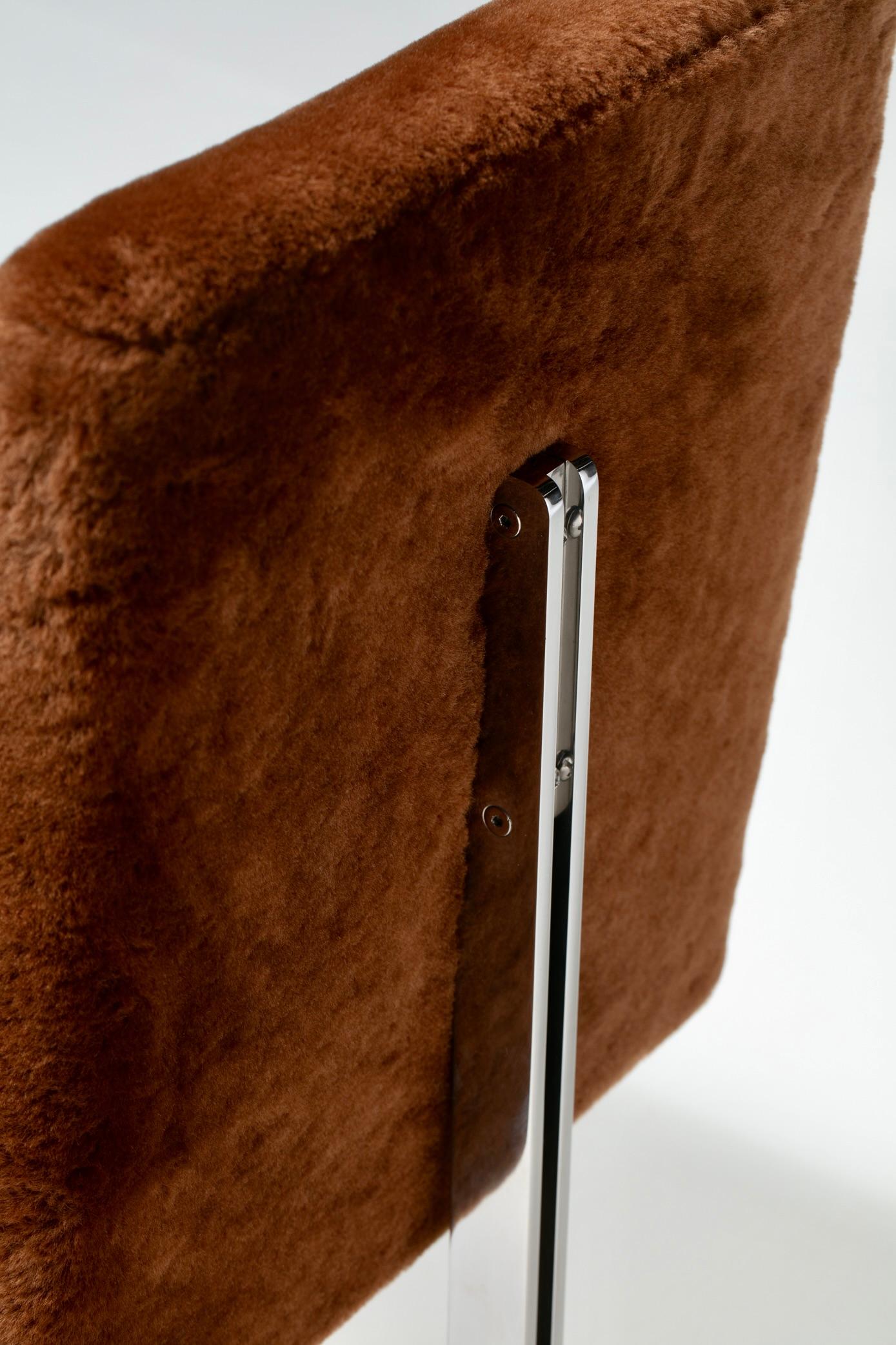 Vladimir Kagan Set di 8 sedie da pranzo cromate in shearling nuovo cioccolato al latte in vendita 7