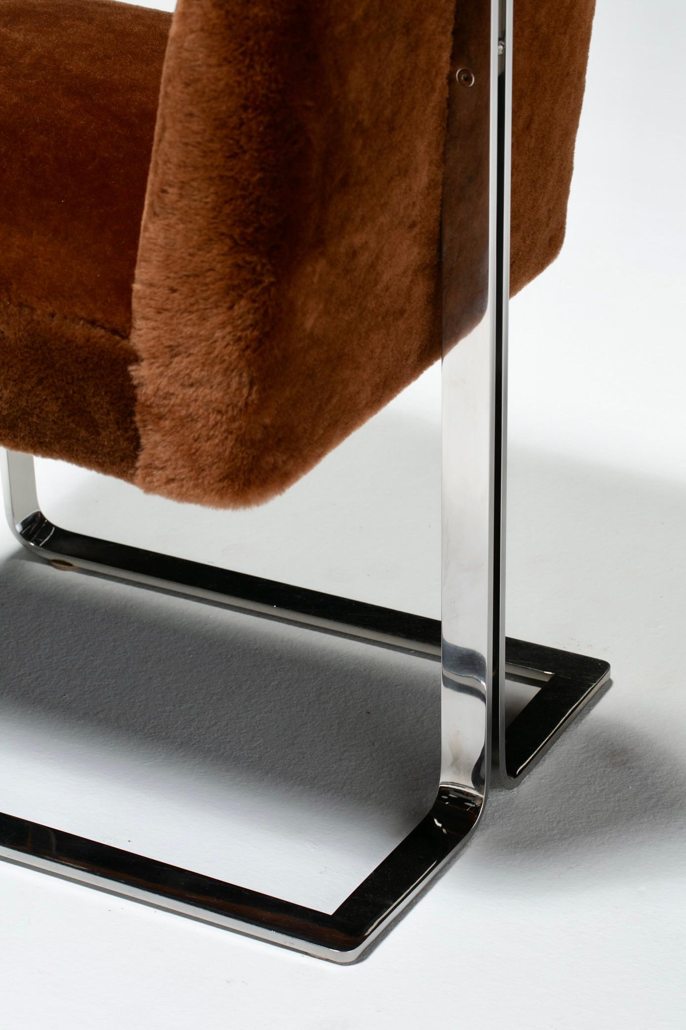 Vladimir Kagan Set di 8 sedie da pranzo cromate in shearling nuovo cioccolato al latte in vendita 9
