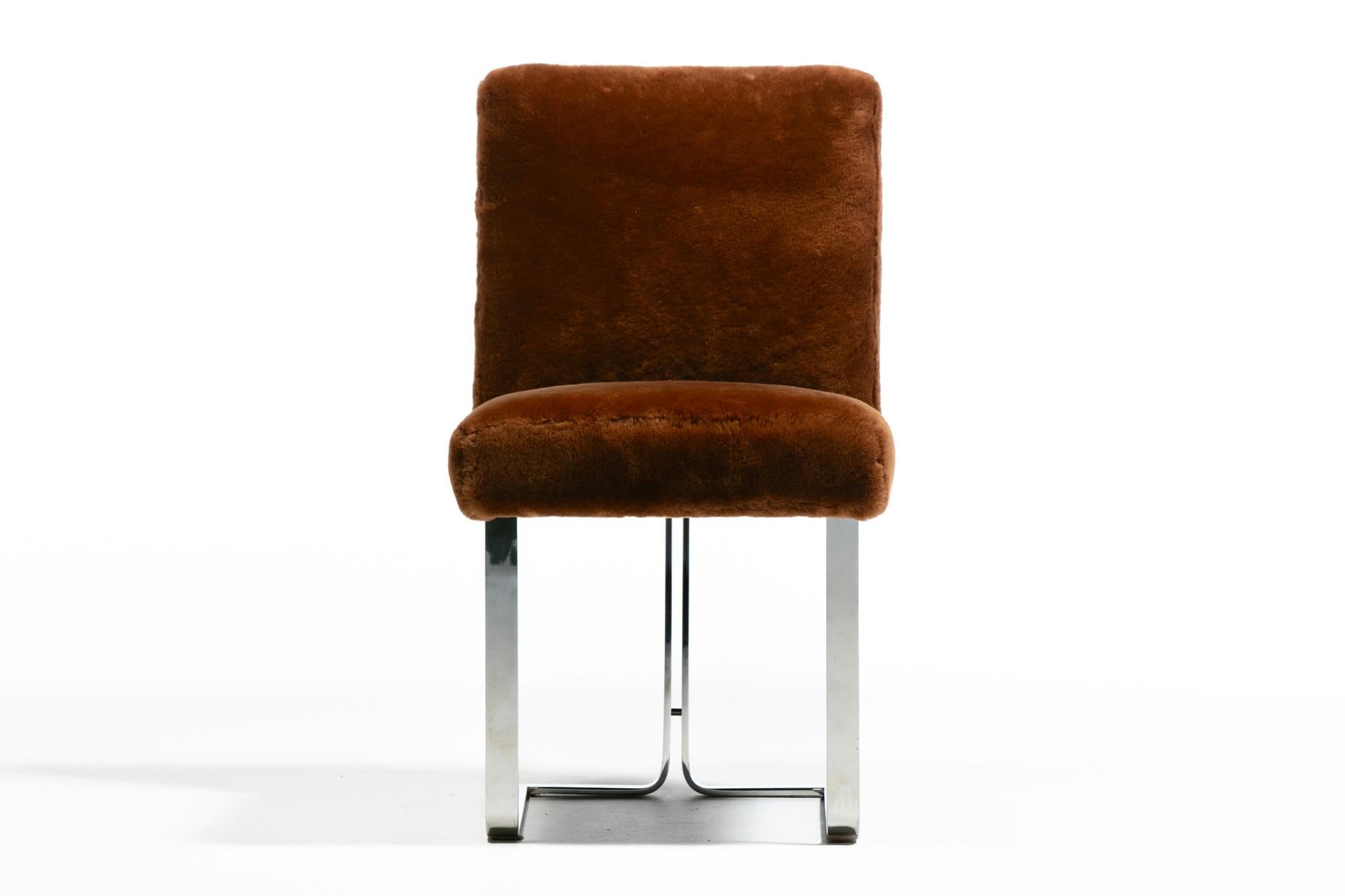 Agisci in fretta su questo set di otto sedie da pranzo moderne Vladimir Kagan con strutture cromate brillanti, recentemente rivestite in modo professionale con pelli di pecora shearling color cioccolato cucite a mano. Quando né lo stile né il