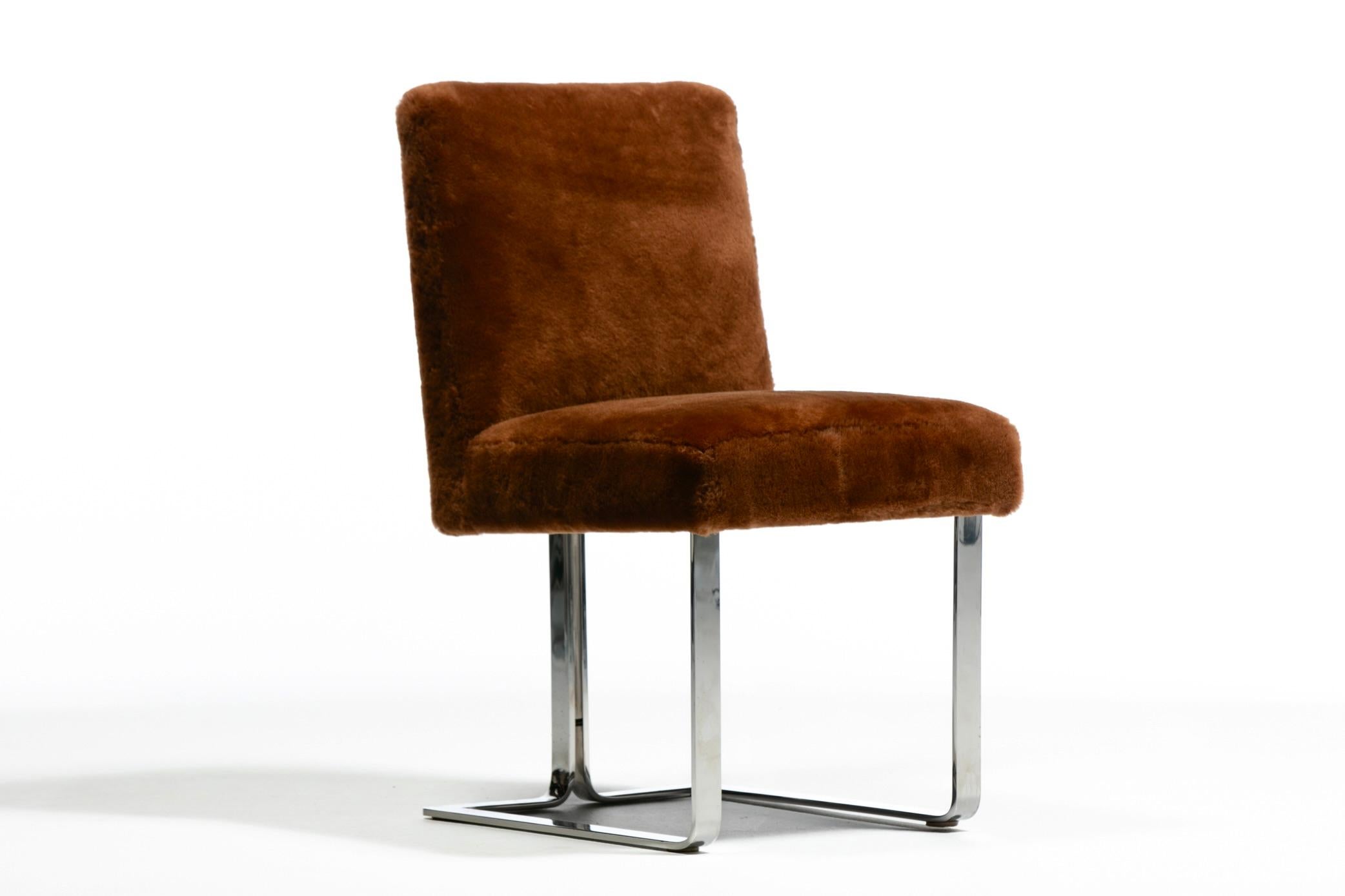 Mid-Century moderno Vladimir Kagan Set di 8 sedie da pranzo cromate in shearling nuovo cioccolato al latte in vendita