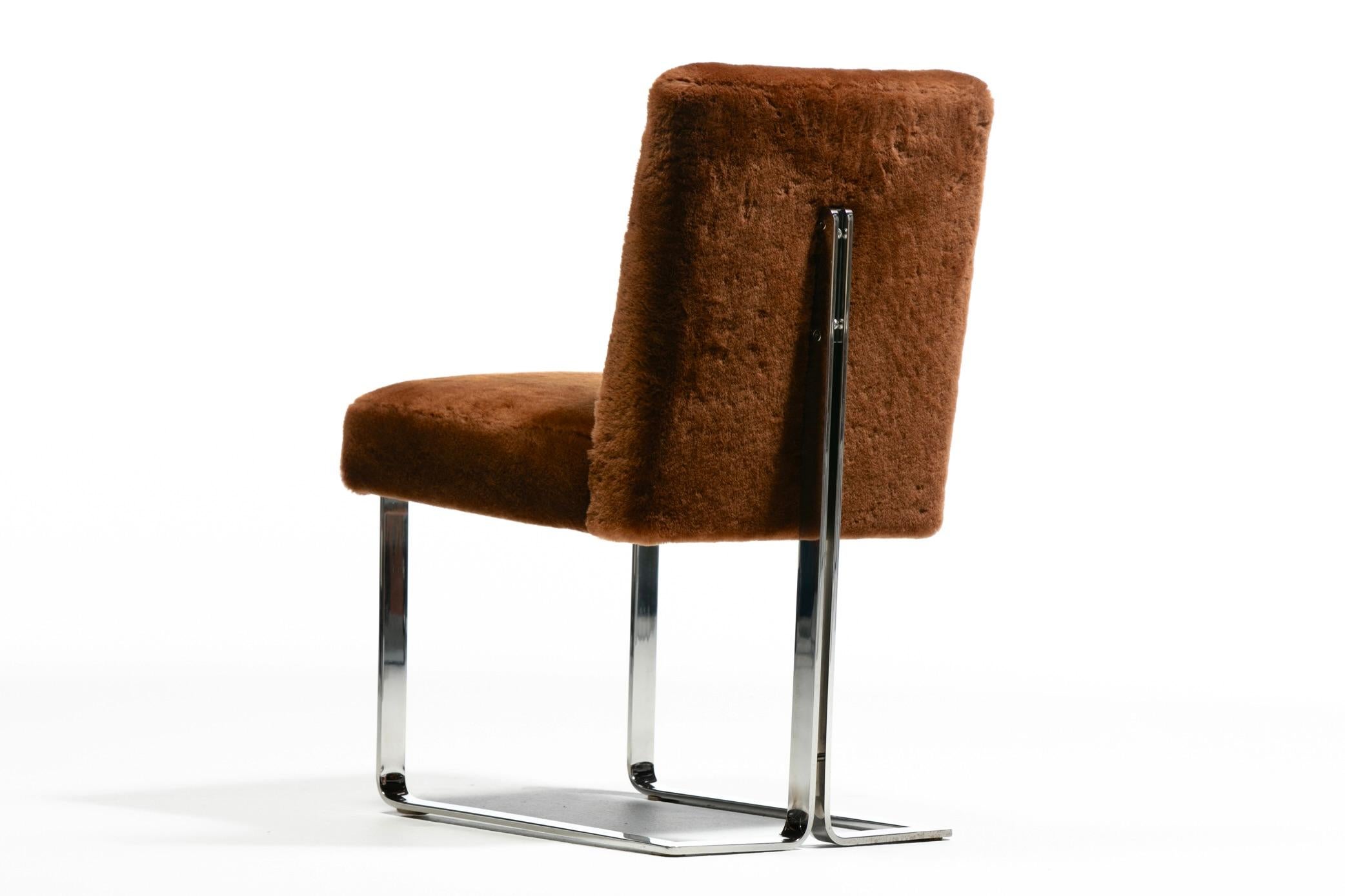 Metà XX secolo Vladimir Kagan Set di 8 sedie da pranzo cromate in shearling nuovo cioccolato al latte in vendita