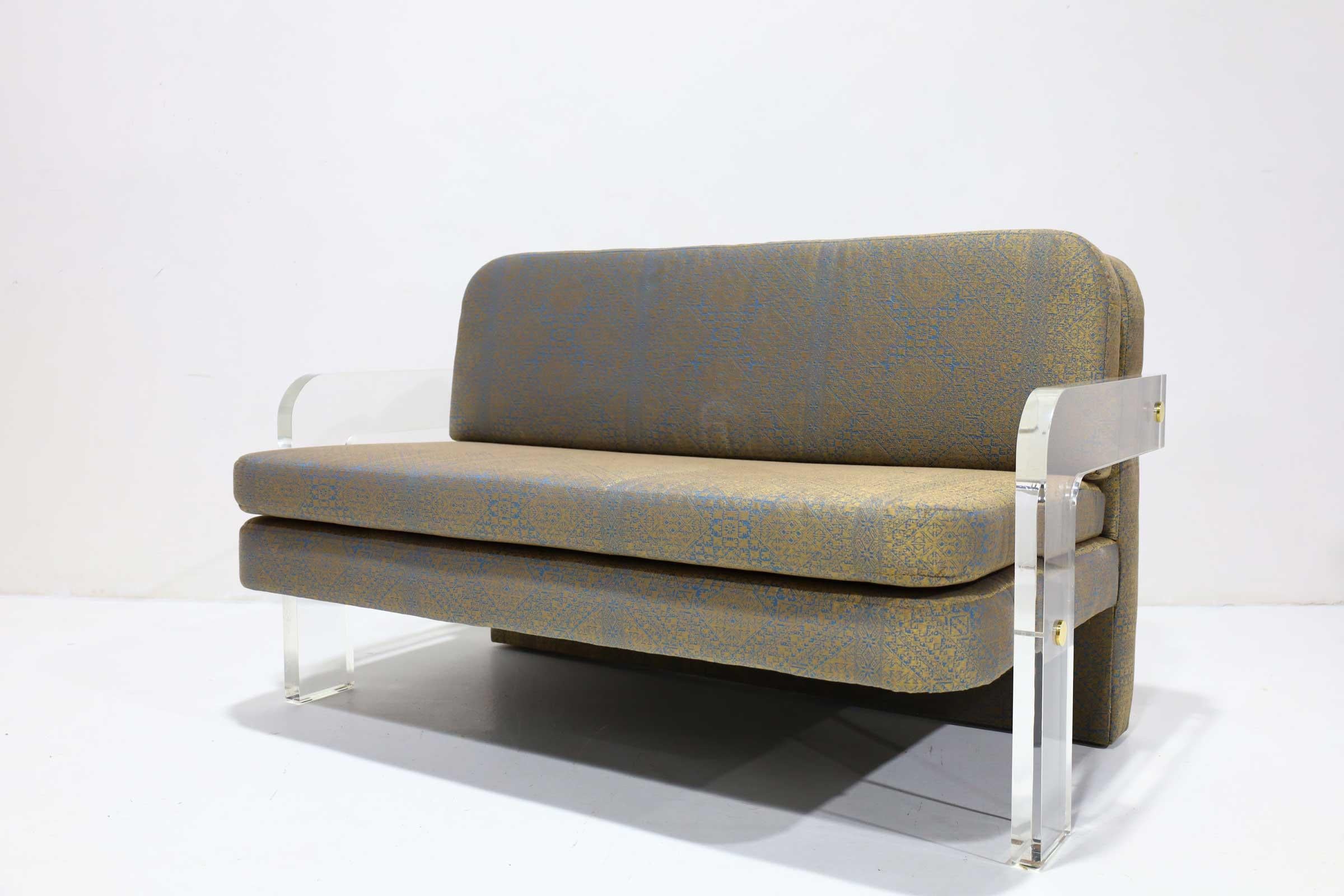 Un divano perfetto per l'ingresso, il corridoio o la camera da letto. È stata rivestita di recente con un lussuoso tessuto di Donghia, in seta e cotone. La lucentezza è bellissima e mette in risalto il blu e l'oro in diversi modi a seconda