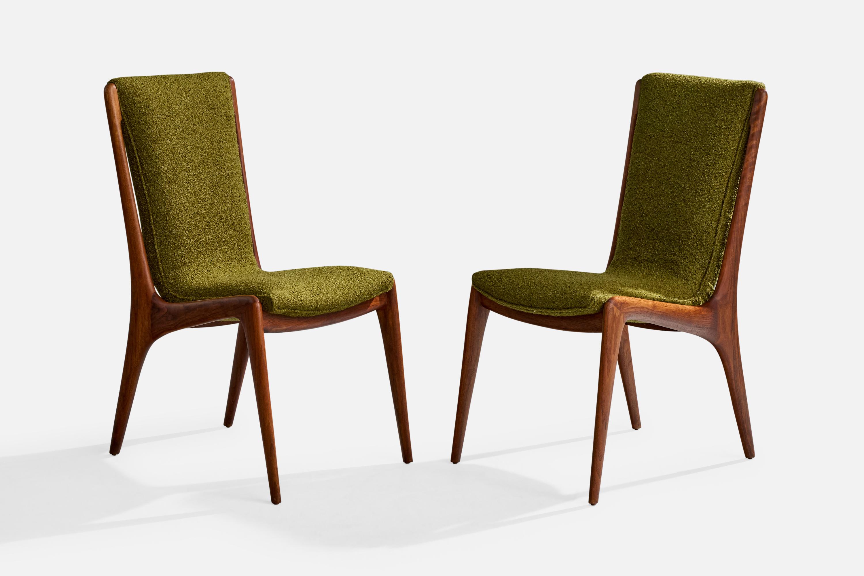 Paire de chaises d'appoint en noyer et tissu vert conçues et produites par Vladimir Kagan, États-Unis, vers les années 1960.

Dimensions globales (pouces) : 37.0 