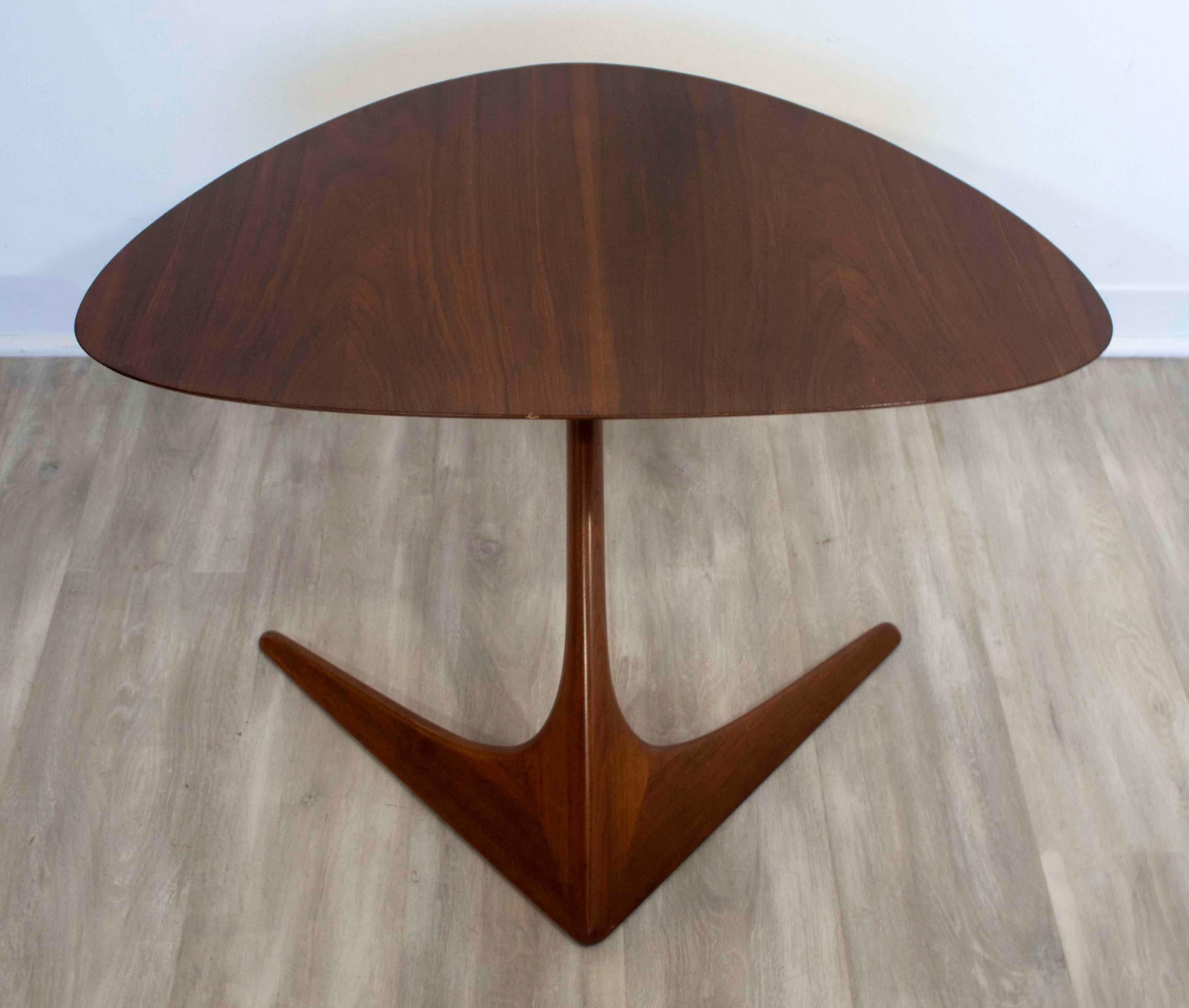 For your consideration is an authentic vintage cantilever Unicorn End Table designed by Vladimir Kagan with stamp on verso 

This table is showcases iconic Kagan design with the V-shape that is inspired by a sense of movement in futuristic