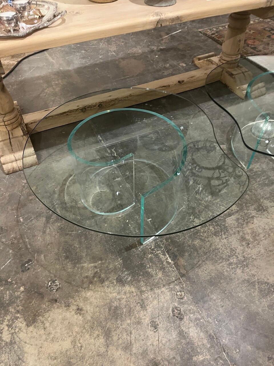 Magnifique table basse en escargot de Kagan, j'en ai 2, le prix est pour 1. Les deux sont dans le même état.