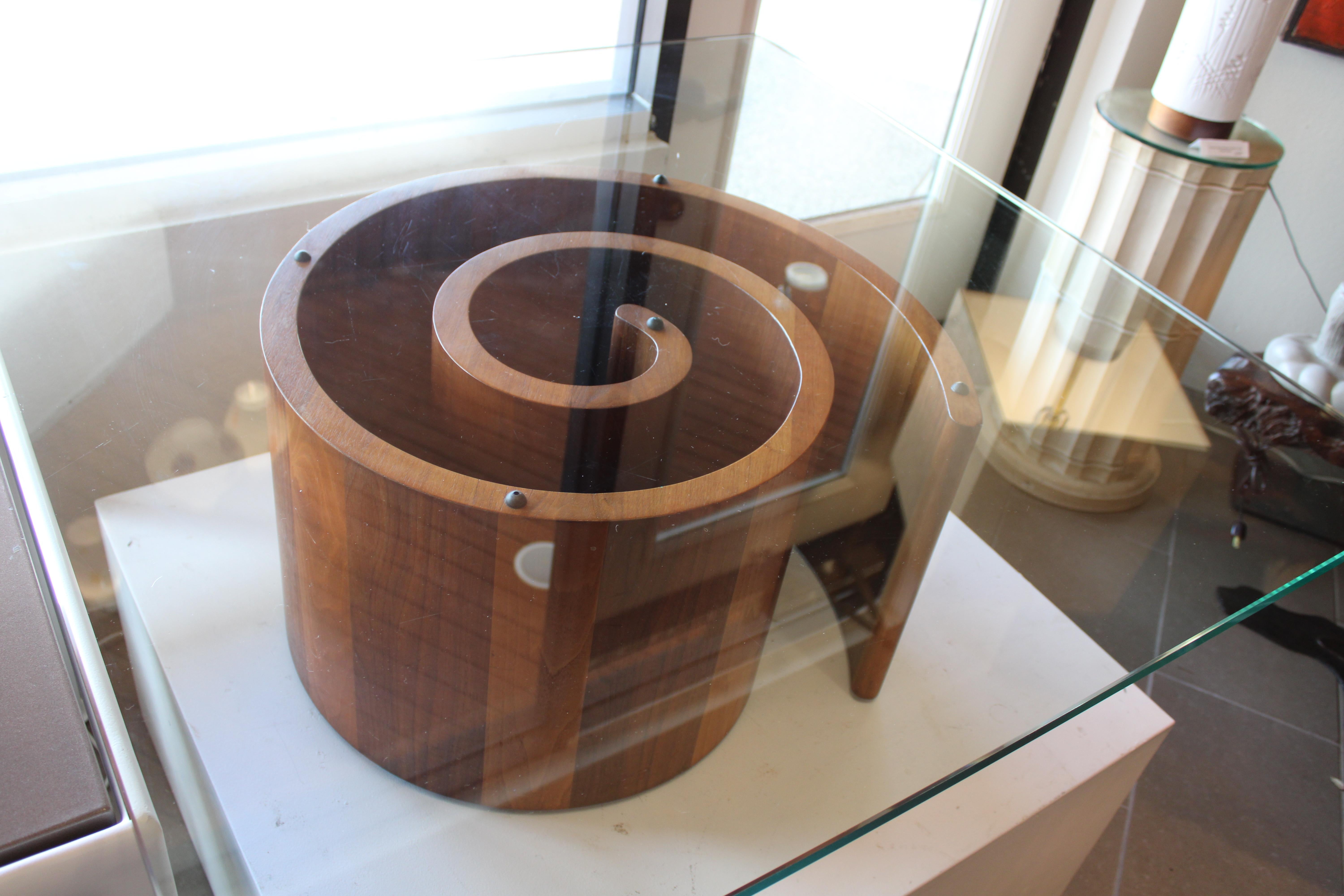 Table basse Snail de Vladimir Kagan pour Selig.  La table basse est entièrement d'origine, y compris le verre qui mesure 42