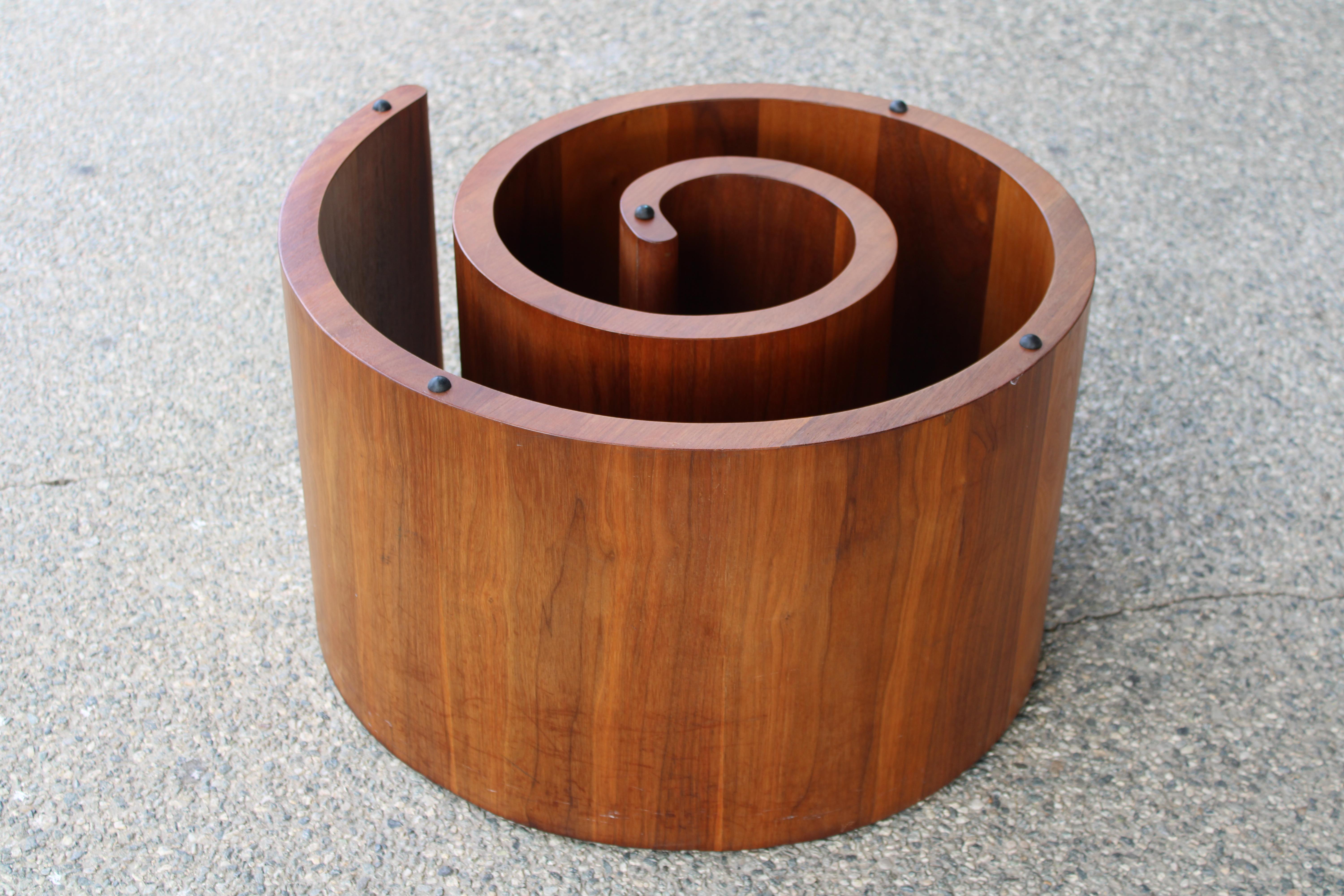 Américain Table basse Vladimir Kagan en noyer avec verre d'origine en vente