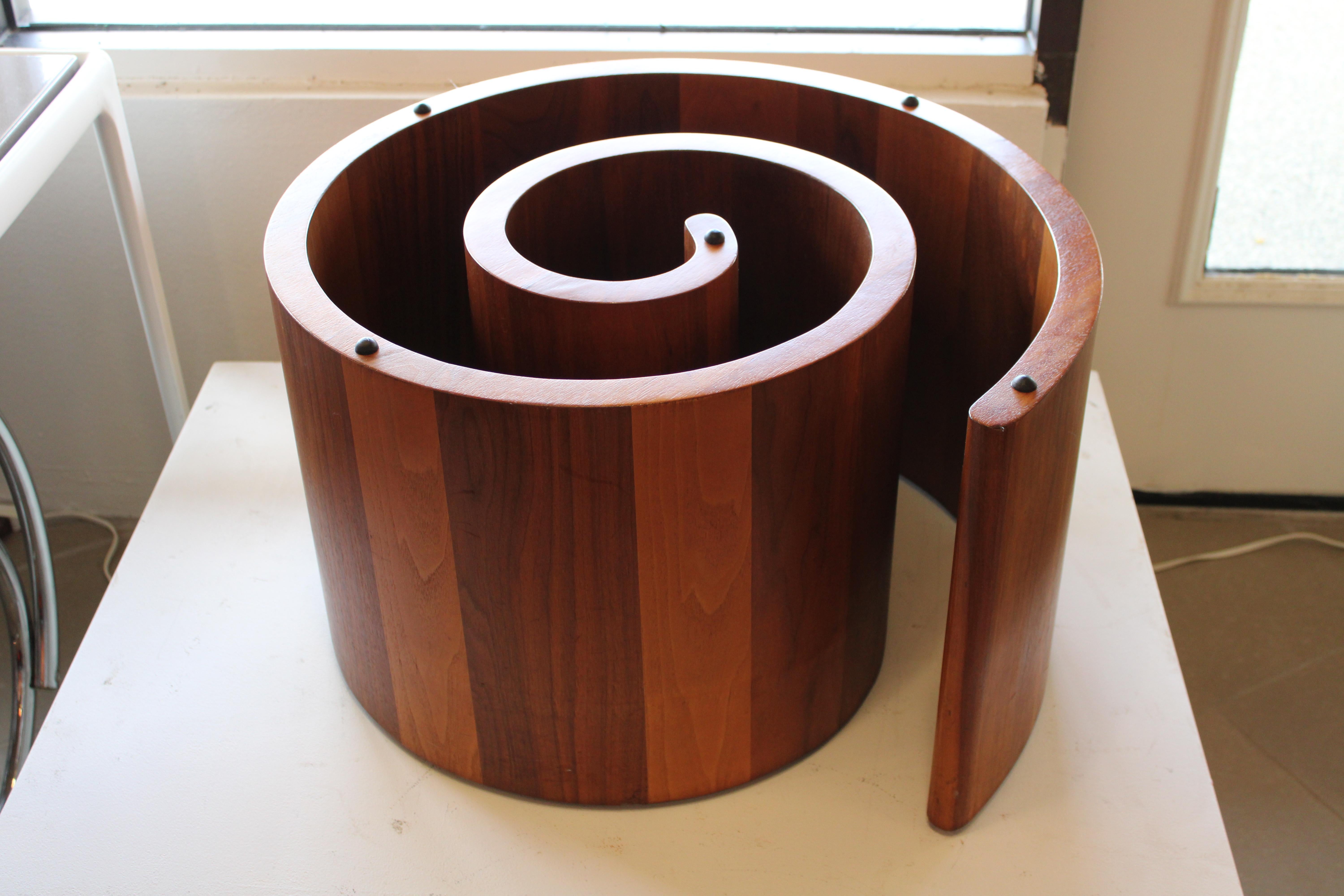 Table basse Vladimir Kagan en noyer avec verre d'origine Bon état - En vente à Palm Springs, CA