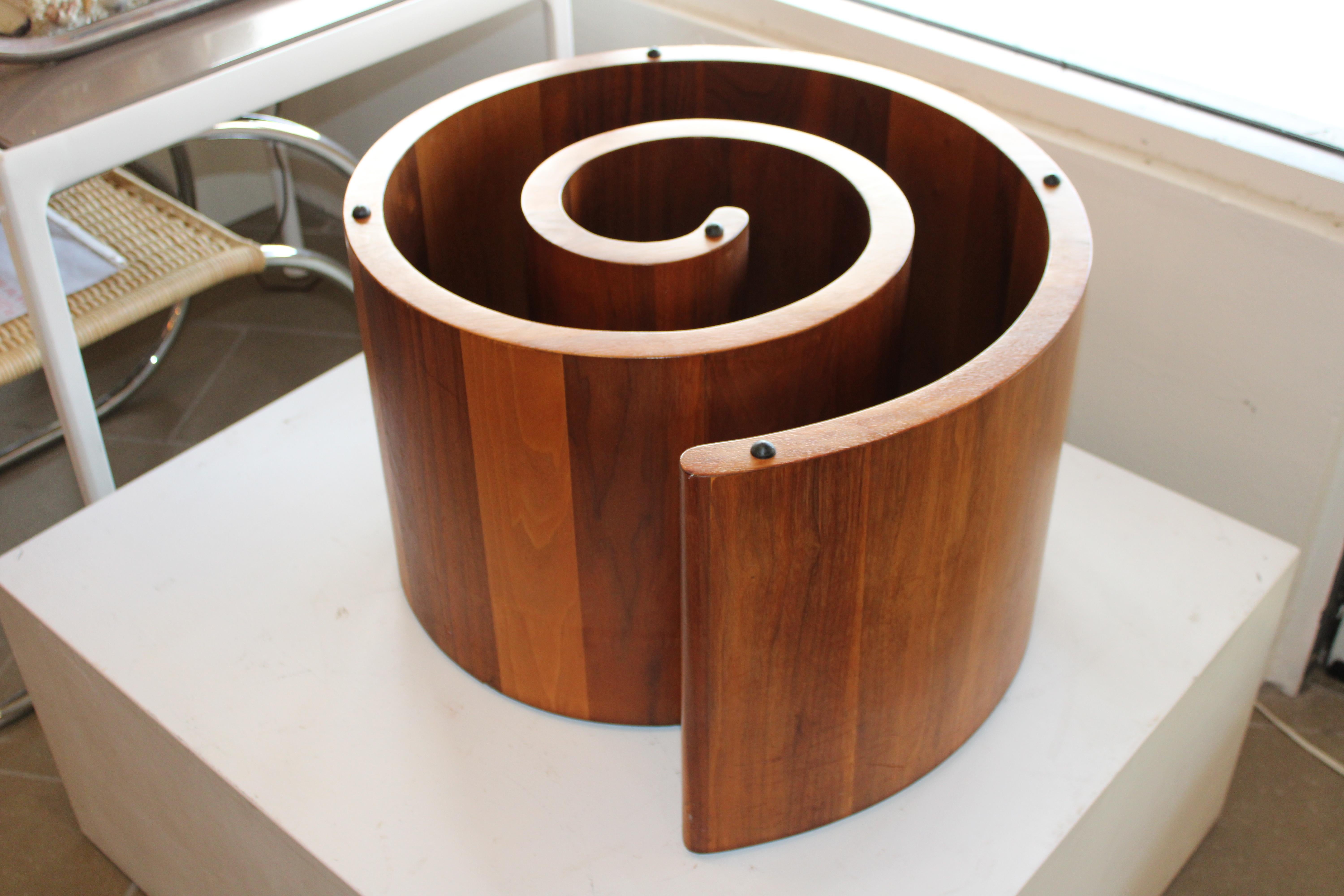 Milieu du XXe siècle Table basse Vladimir Kagan en noyer avec verre d'origine en vente