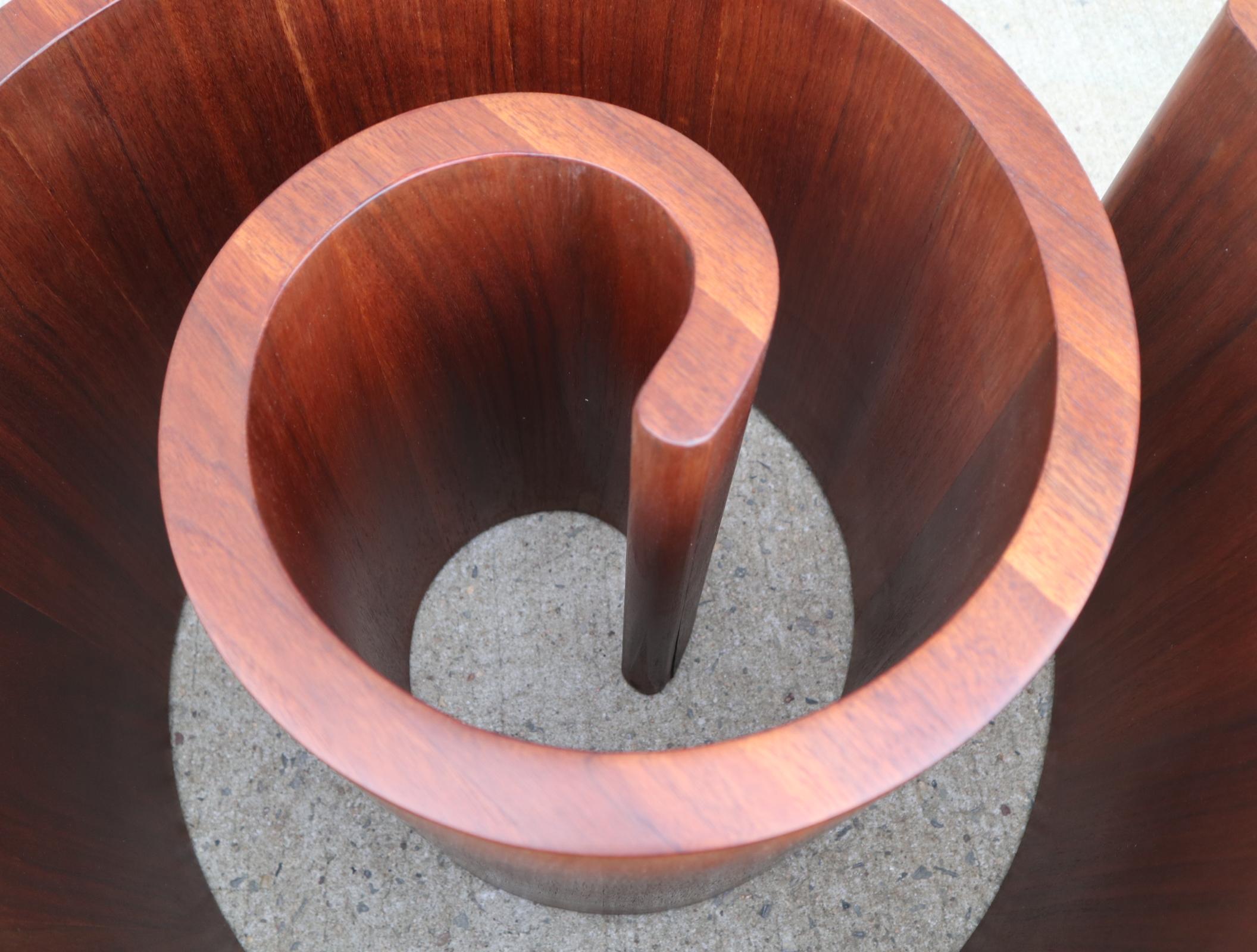 A vendre, le design iconique, la table escargot de Vladimir Kagan. Base en spirale en noyer fraîchement restaurée supportant un plateau en verre aux bords arrondis. La table basse minimaliste parfaite avec un impact Maximum. Fait par Selig.