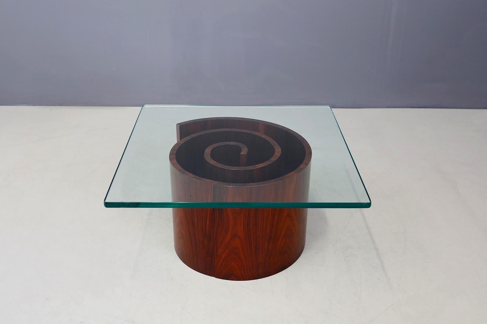 Elegant coffee table designed by designer Vladimir Kagan in 1960. The coffee table is called Lumaca because of the shape of its spiral base that recalls the structure of a Lumaca. The spiral base is made of walnut wood. Each of its curvatures is