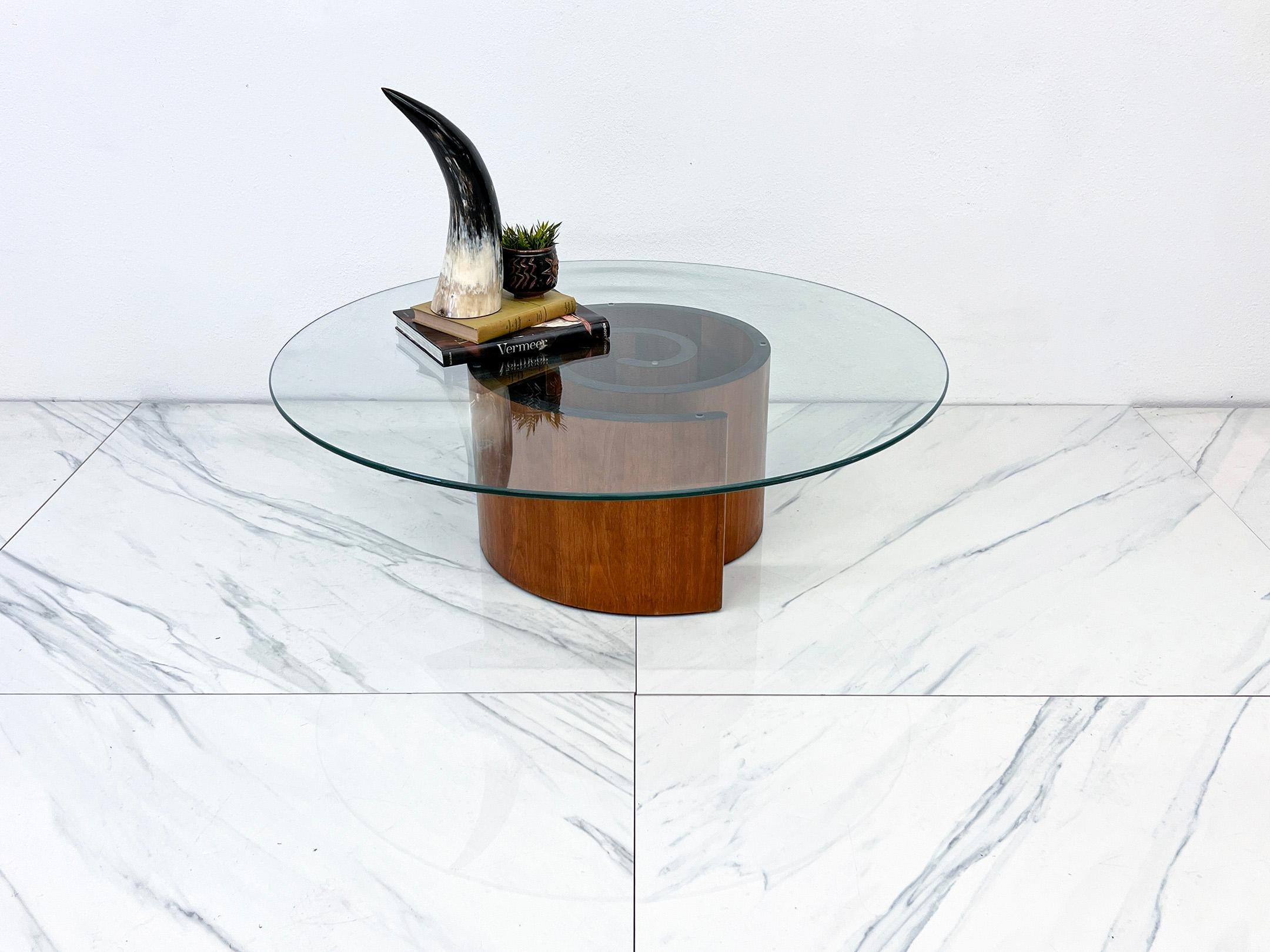 Der Vladimir Kagan Snail Couchtisch ist ein echter Designklassiker und ein skulpturales Statement mit Kurven an den richtigen Stellen. Aus dampfgebogenem Holz mit reichem Walnussfurnier gefertigt, ist seine gewundene Form sowohl organisch als auch