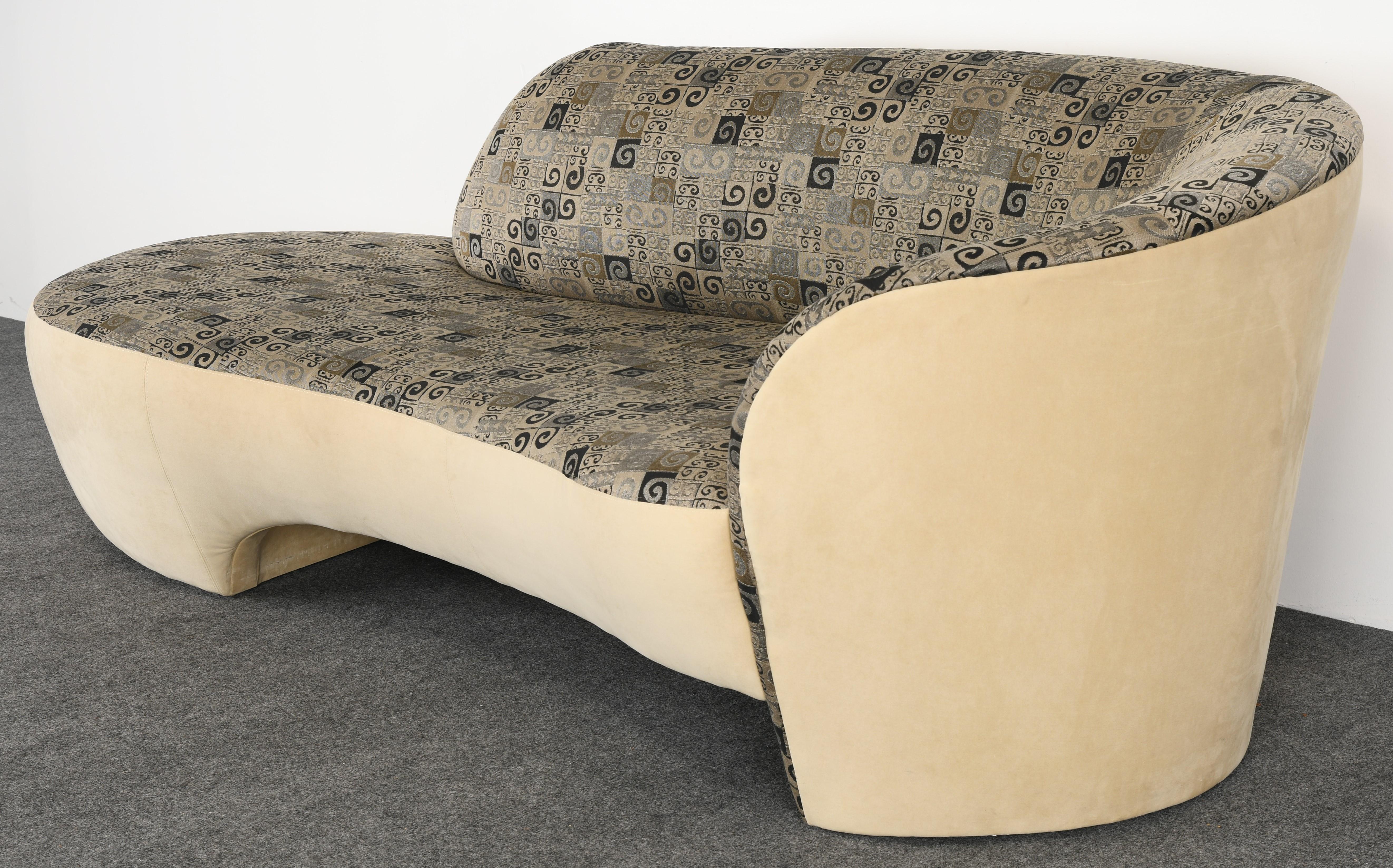A Vladimir Kagan chaise lounge sofa for Weiman Preview. The curvaceous sofa is asymmetrical with a unique sculpted shape giving it that vintage vibe. The sofa is structurally sound and in good condition. The fabric in good vintage condition, as