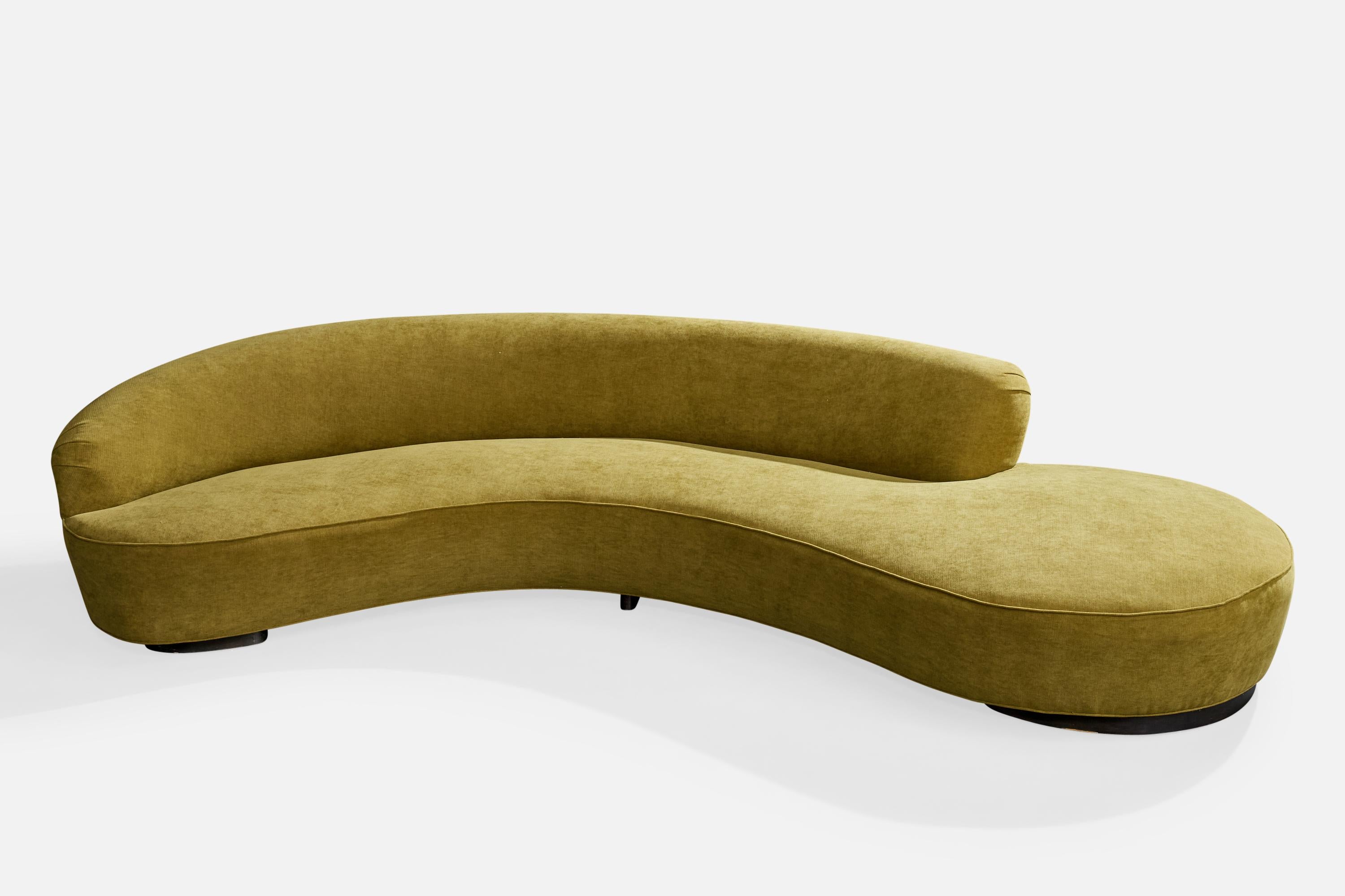Canapé en velours vert et en bois teinté foncé conçu par Vladimir Kagan et produit par Kagan Design Group, États-Unis, c. C. C.

Rembourré dans un tissu neuf. Des images avant restauration sont disponibles sur demande.

Dimensions globales (pouces)