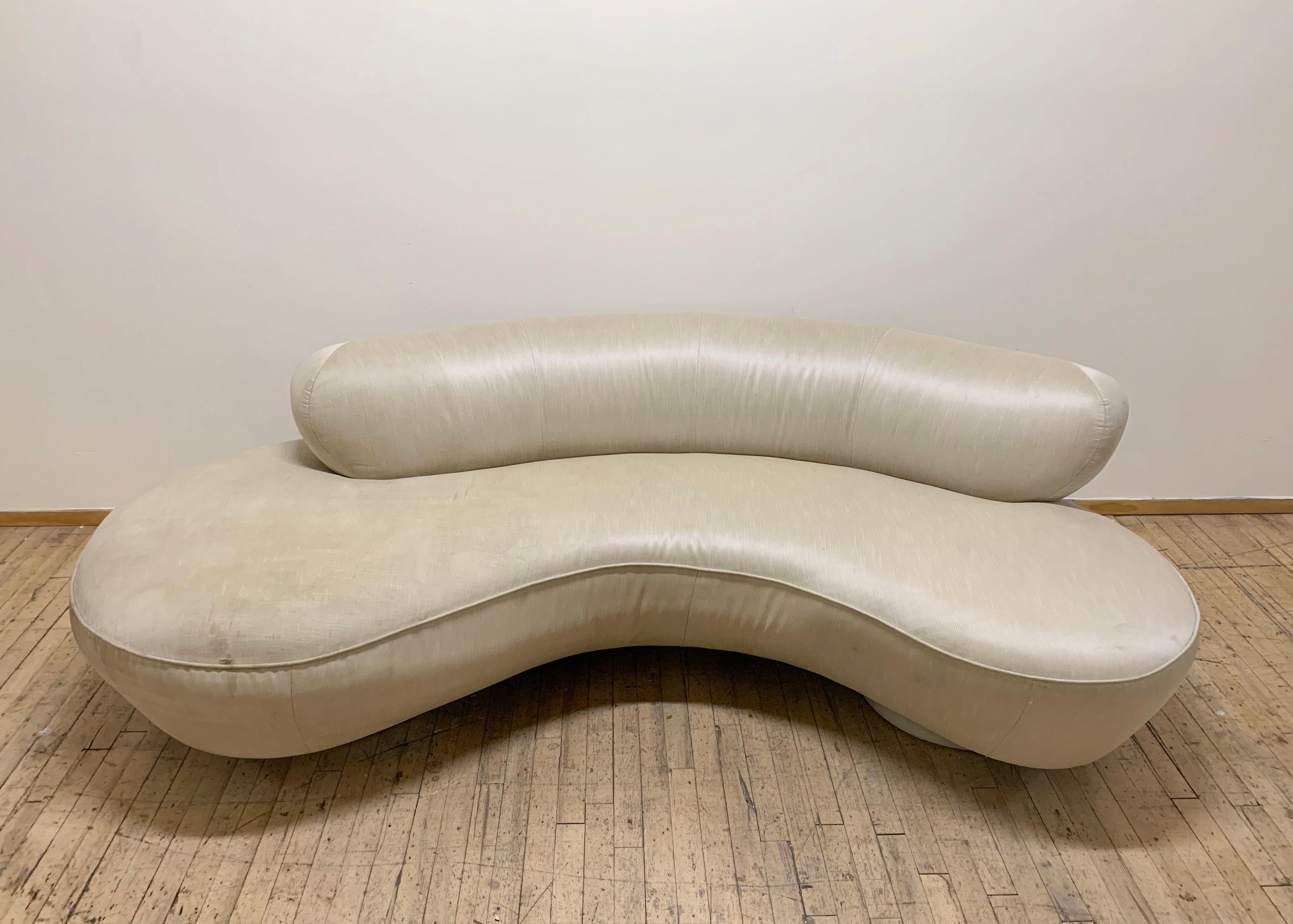 Vladimir Kagan Serpentine Cloud Sofa for Directional In Good Condition In Chicago, IL