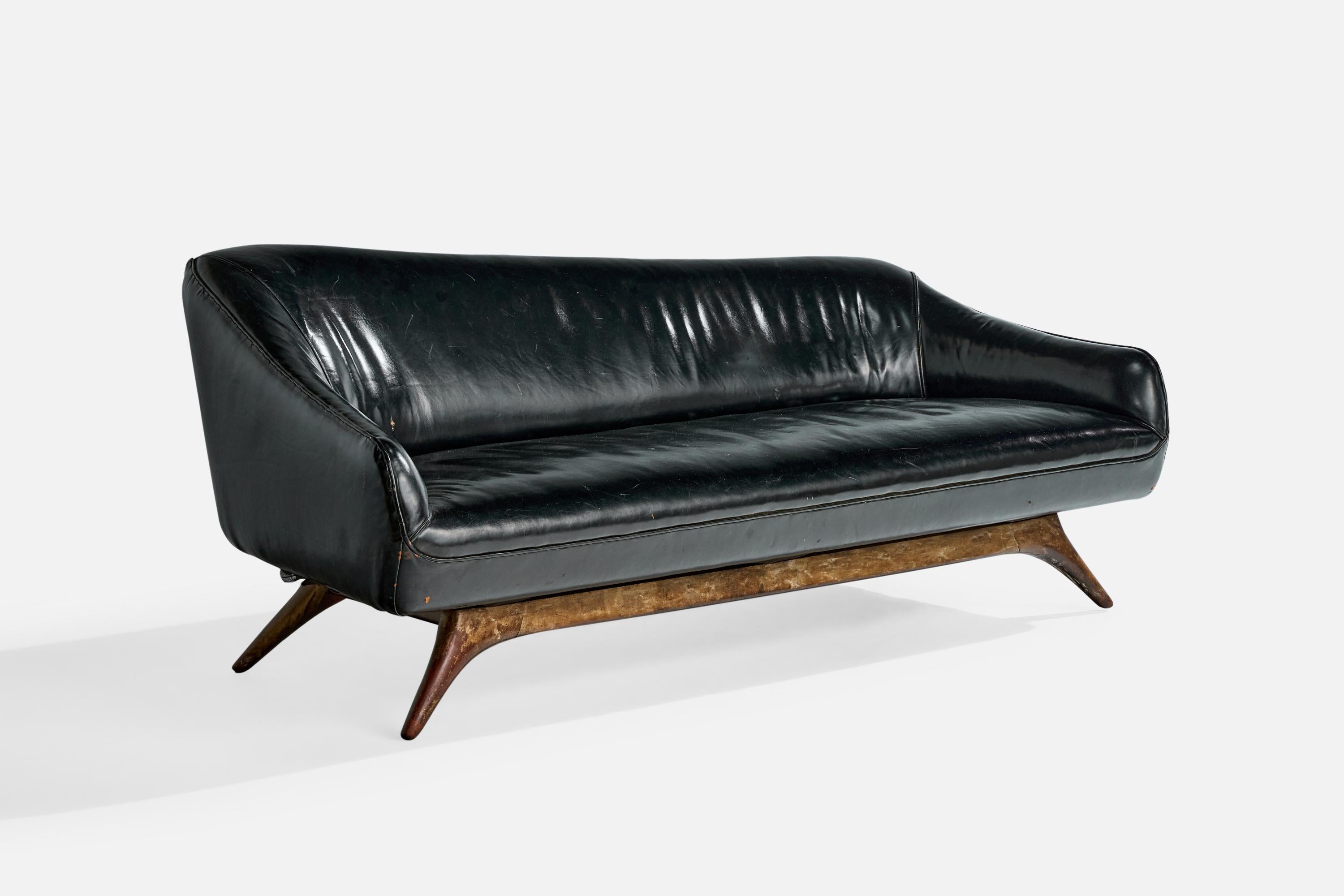 Ein Sofa aus schwarzem Leder und Nussbaumholz, entworfen von Vladimir Kagan und hergestellt von Kagan-Dreyfuss, Inc., ca. 1950er Jahre.

Sonderanfertigung für den Kunden Riverdale, Bronx, NY.

Vintage Leder in beschädigtem Zustand. Idealerweise neu