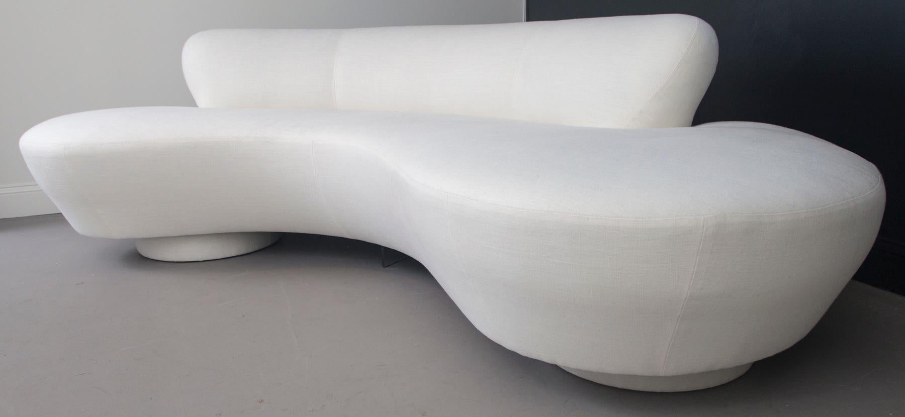 Vladimir Kagan serpentine sofa for Directional. Please note that the sofa has been reupholstered in white linen. Lucite support bracket.