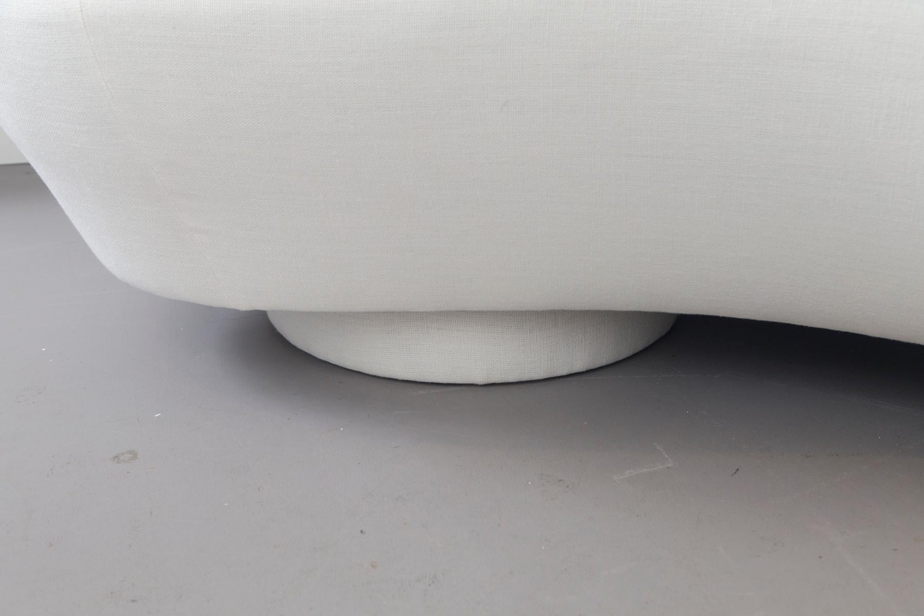 Vladimir Kagan Sofa Reupholstered in White Belgian Linen, Lucite Bracket Support In Good Condition In Westport, CT