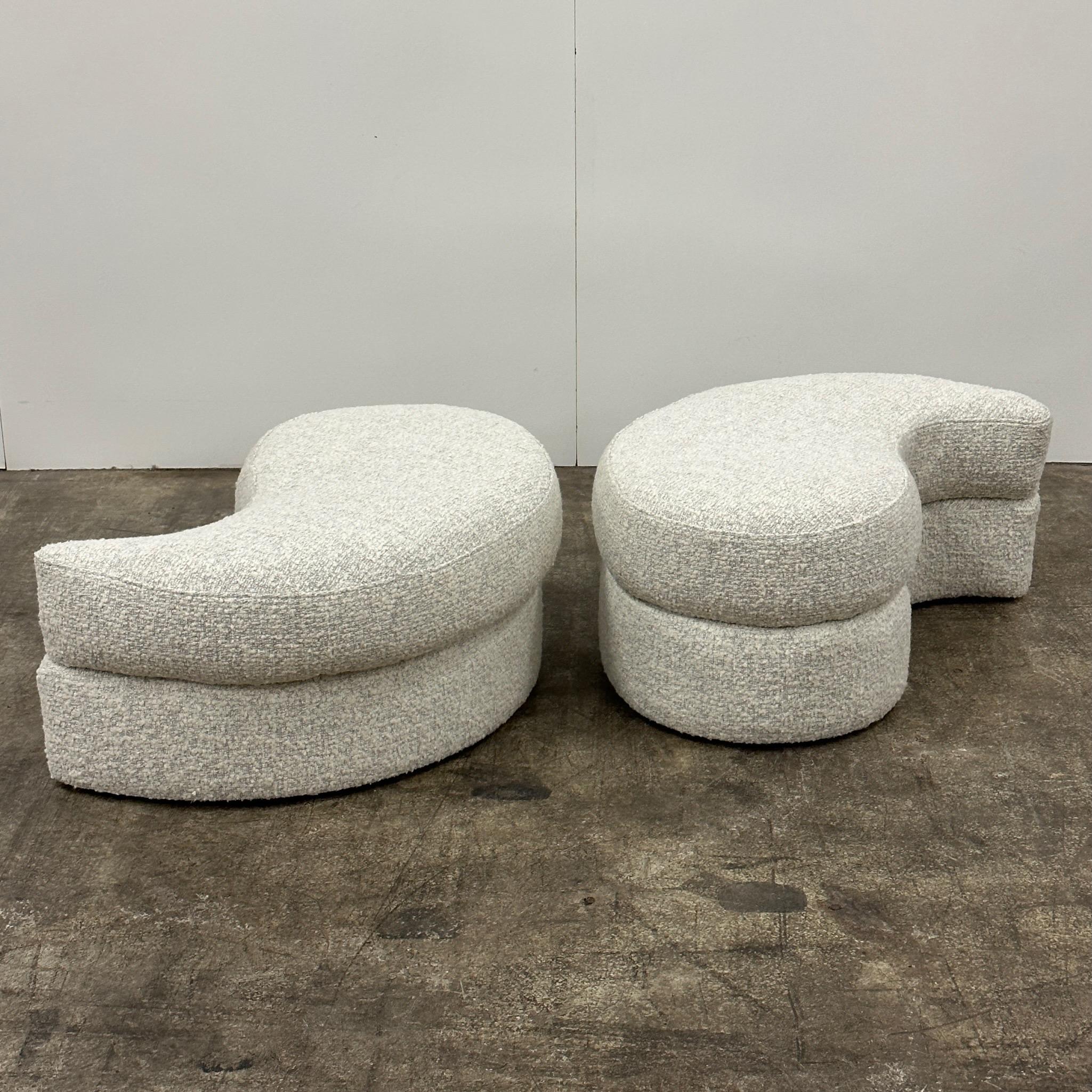 Vladimir Kagan Style Apostrophe Ottomans by Directional In Good Condition In Chicago, IL