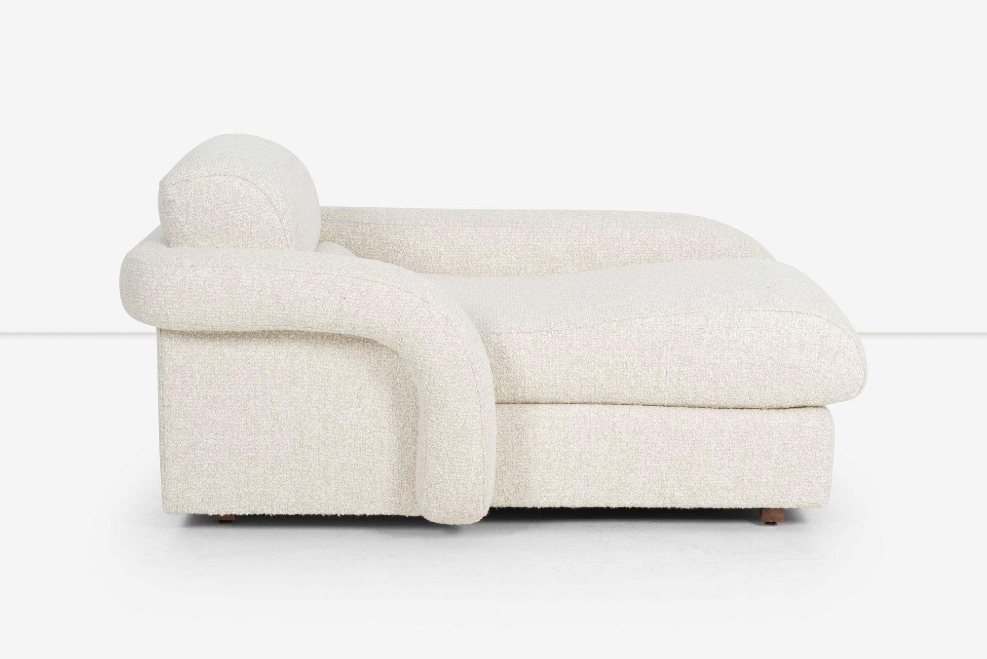 Vladimir Kagan Style Chaise, Long Chaise mit asymmetrischem Arm Design Detail und Lendenwirbelstütze.
Neu gepolstert mit Great Plains Boucle, Beine aus massivem Walnussholz. Sitzhöhe 19