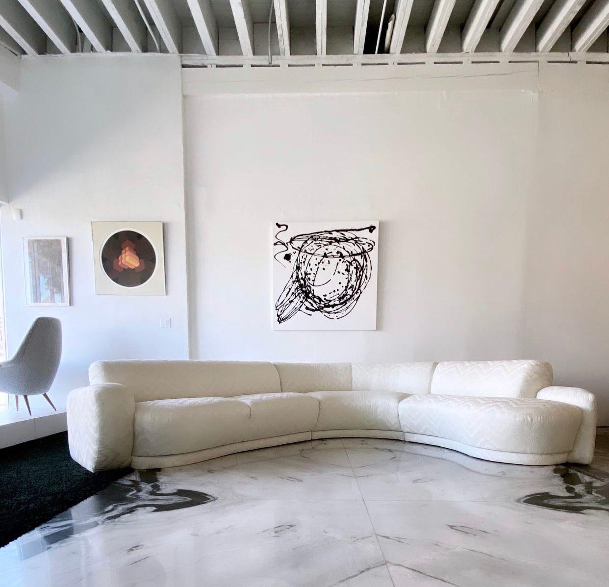 Dieses Sofa ist einfach umwerfend! Dieses weiße Sofa aus dem Jahr 1994 hat einen wunderschönen Flammenstich-Bezug und ist gleichermaßen bequem und schön. Das Sofa ist 3-teilig und hat ein modernes, fast Art-déco-artiges Design.

Der geschwungene