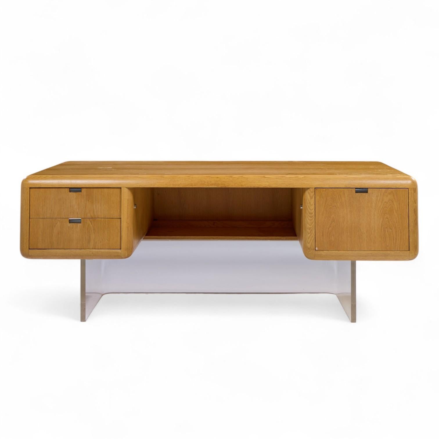 Scrivania direzionale in stile Vladimir Kagan Gianni in noce e lucite

Questa scrivania misura: 78 di larghezza x 38 di profondità x 29,5 di altezza, con uno spazio per la sedia di 27,25 pollici.

Ottime condizioni d'epoca - La scrivania presenta