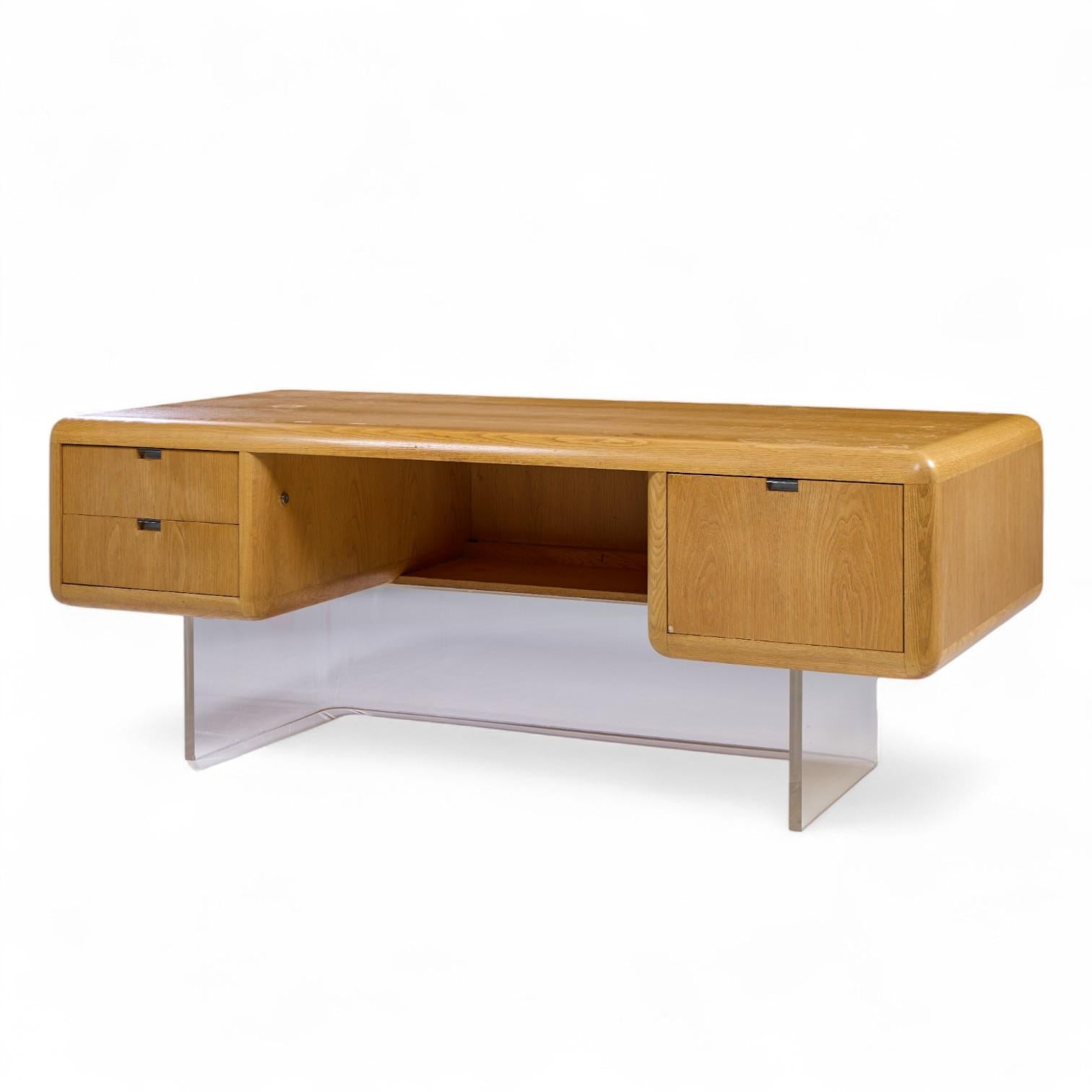 Mid-Century moderno Scrivania direzionale in stile Vladimir Kagan Gianni in noce e lucite in vendita
