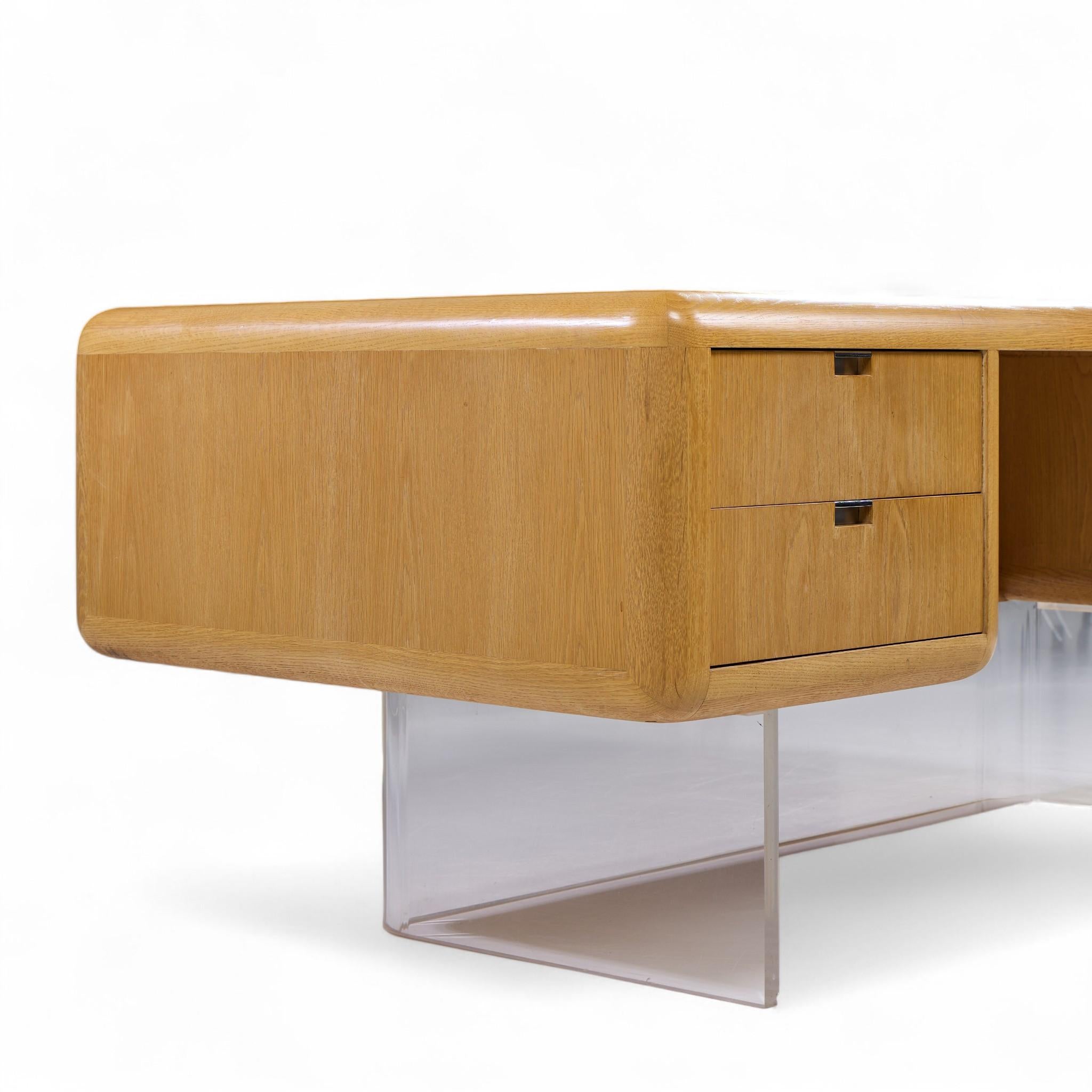 Americano Scrivania direzionale in stile Vladimir Kagan Gianni in noce e lucite in vendita