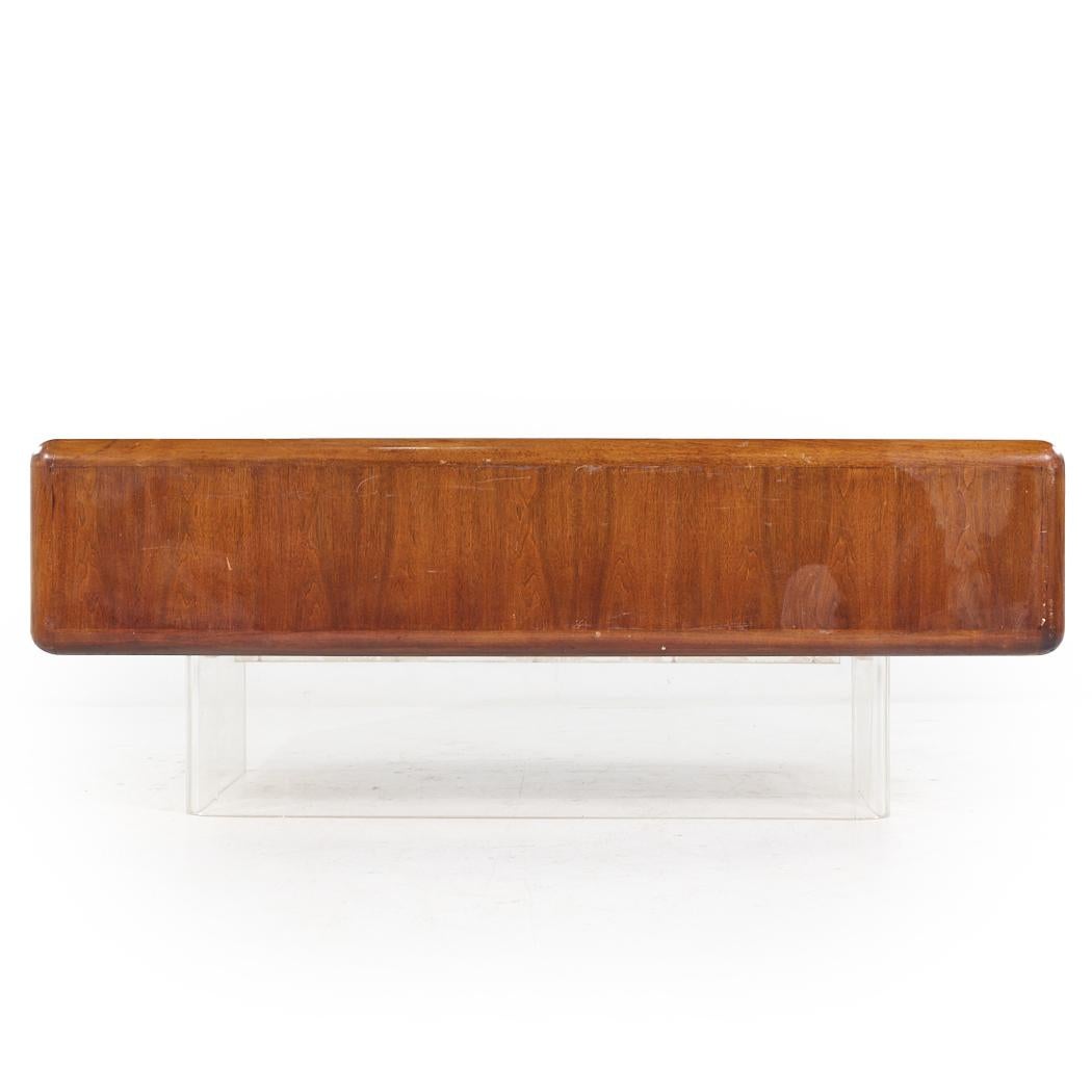 Vladimir Kagan Style Gianni Walnut and Lucite Executive Desk In Good Condition For Sale In Countryside, IL