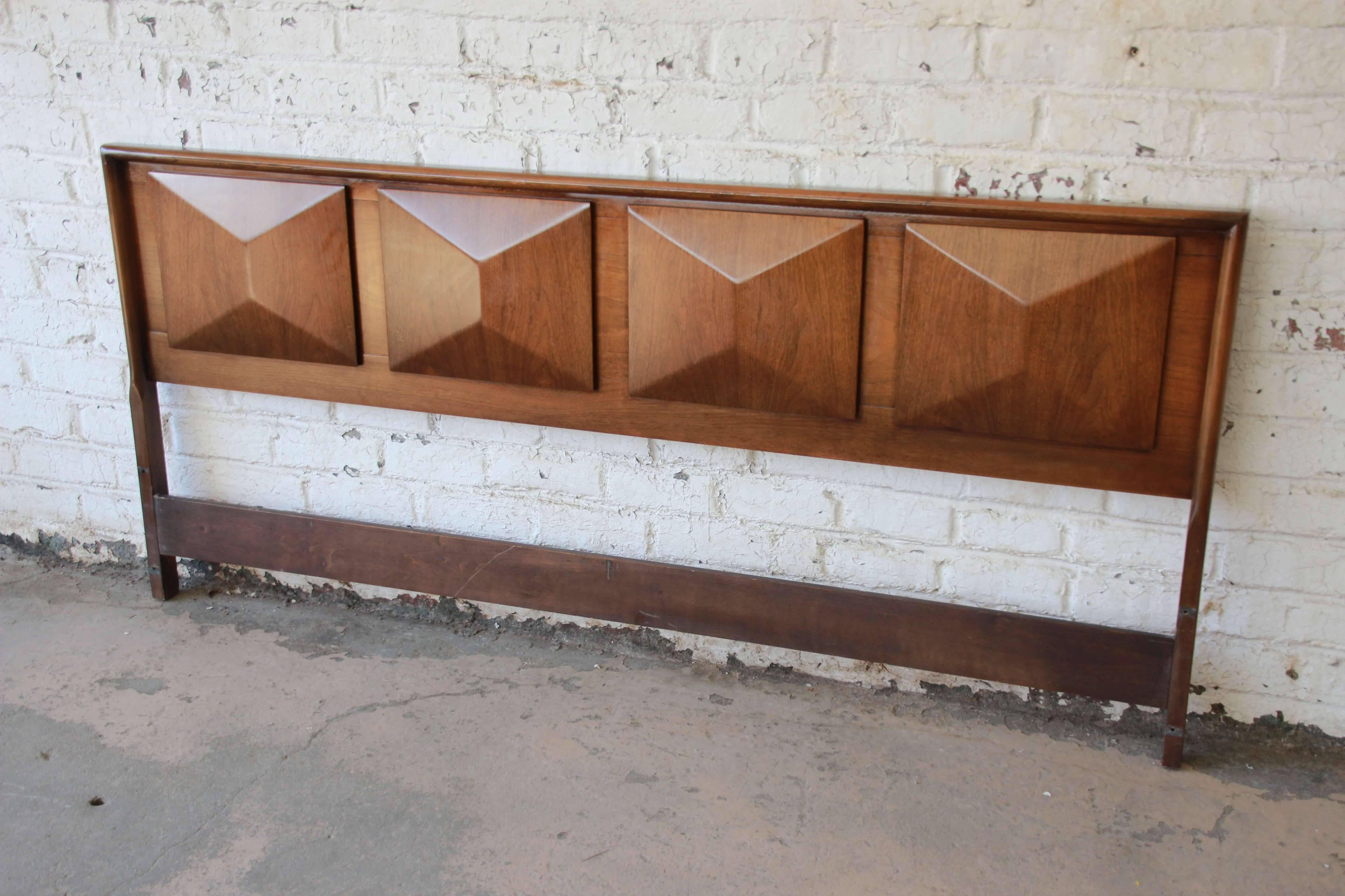 Bietet eine sehr schöne Mid-Century Modern Diamant Front King-Size-Kopfteil im Stil von Vladimir Kagan von United Furniture Co. Das Kopfteil passt eine Standard-King-Size und haben eine schöne Walnuss Holzmaserung mit vier Diamanten über. Es ist in