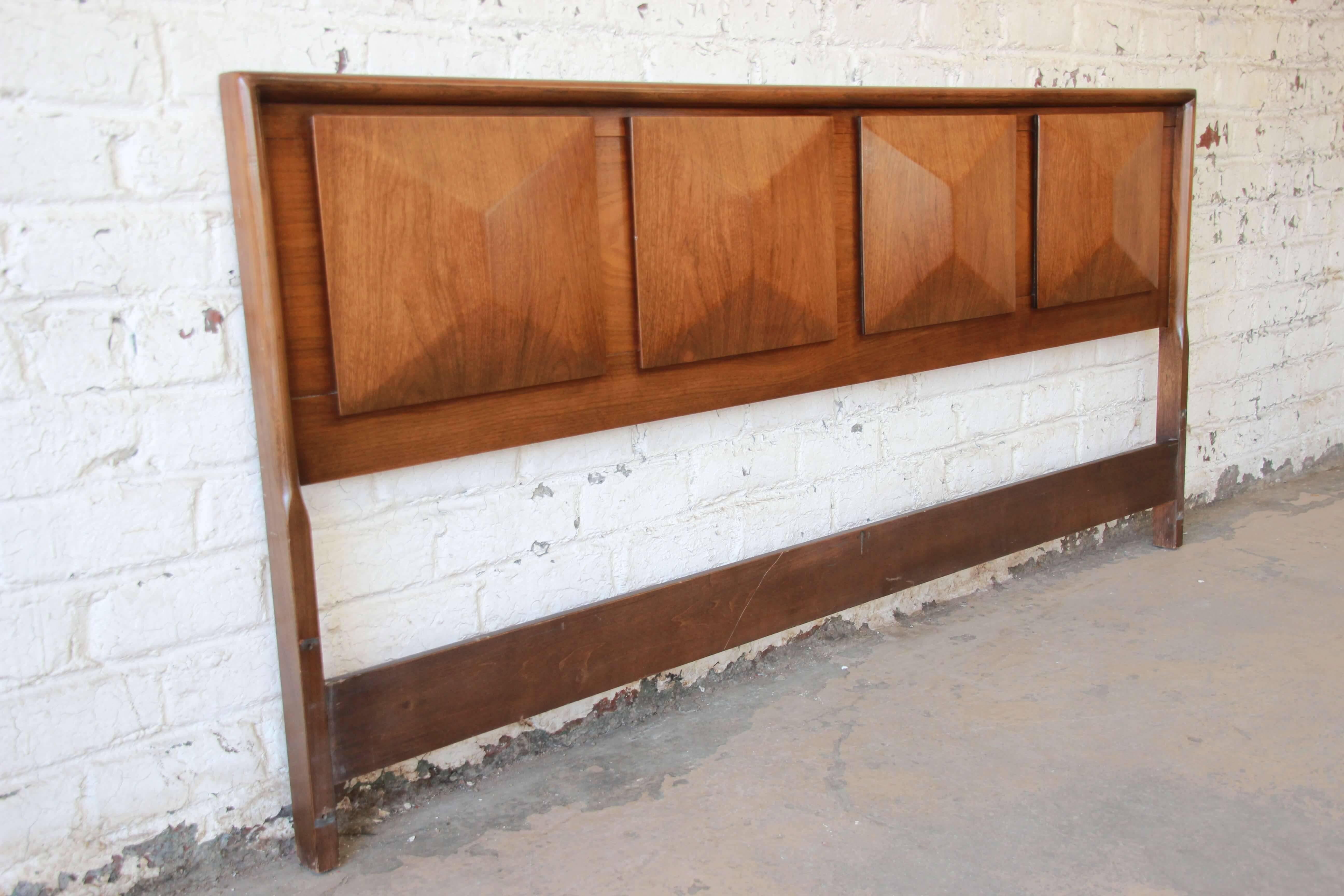 Vladimir Kagan Style Mid-Century Modern Diamond Front King-Size Kopfteil im Zustand „Gut“ in South Bend, IN