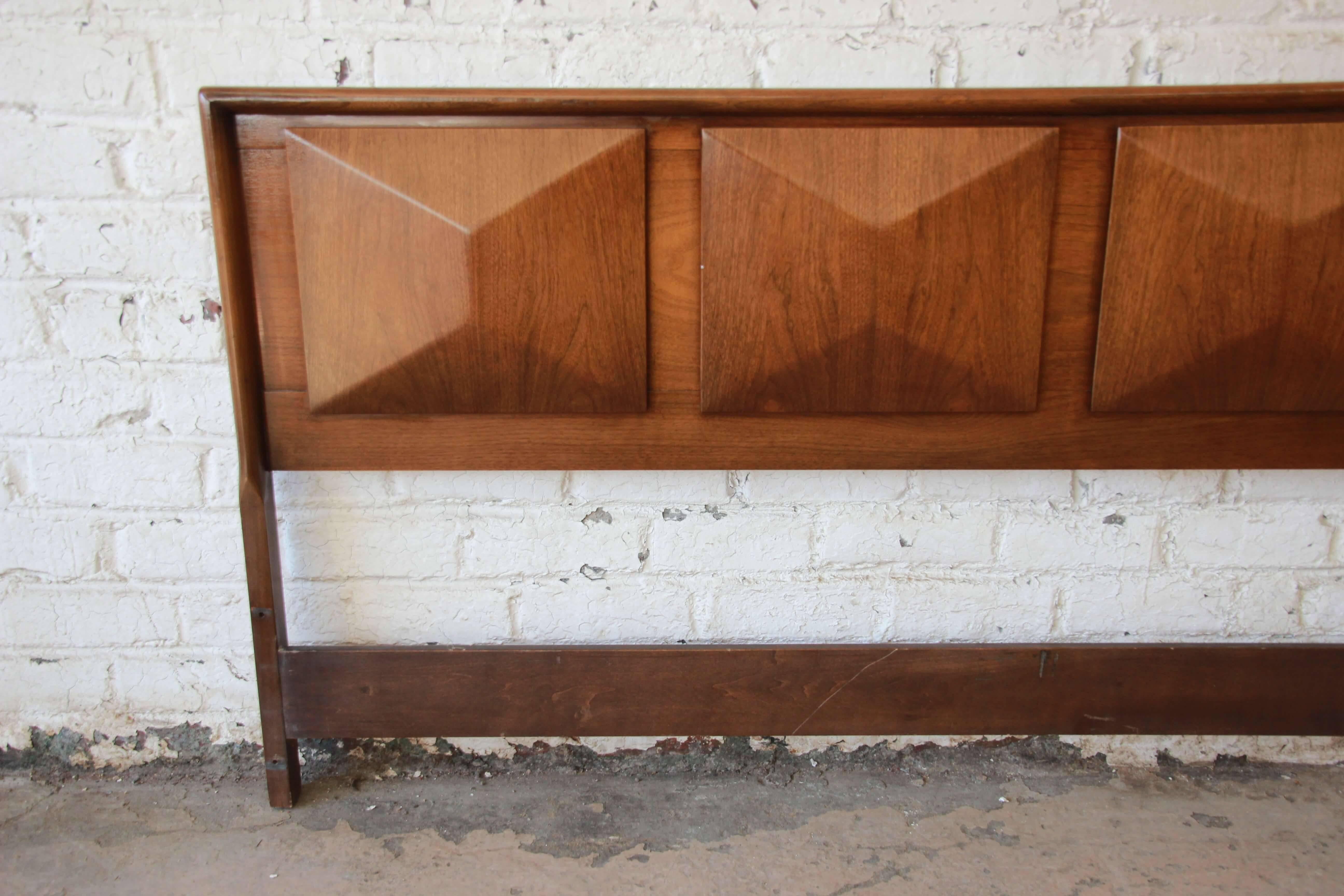 Vladimir Kagan Style Mid-Century Modern Diamond Front King-Size Kopfteil (Mitte des 20. Jahrhunderts)