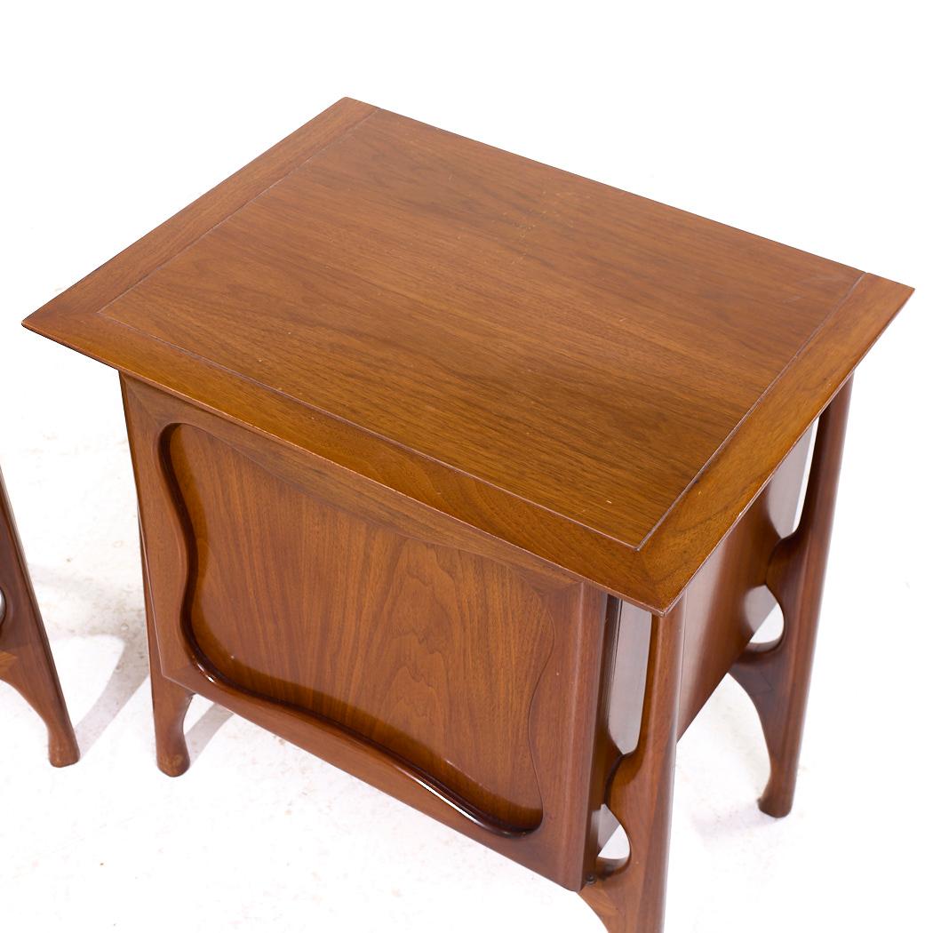 Mid Century Sculptural Walnut Nightstands - Pair For Sale 5