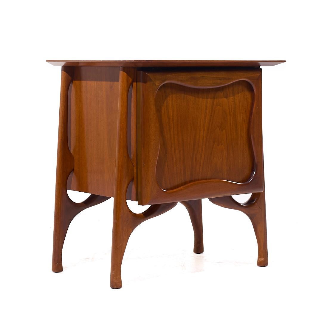 Mid Century Sculptural Walnut Nightstands - Pair In Good Condition For Sale In Countryside, IL
