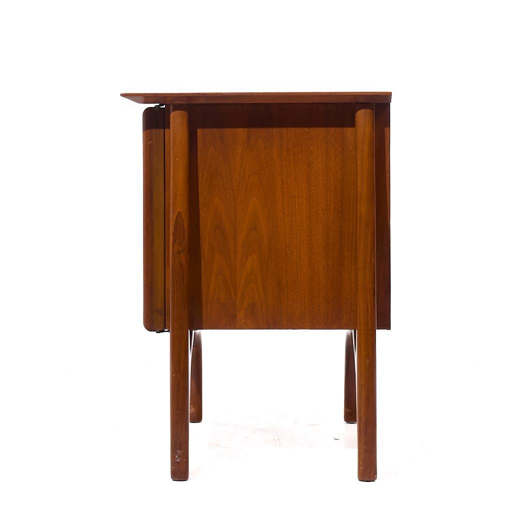 Mid Century Sculptural Walnut Nightstands - Pair For Sale 3