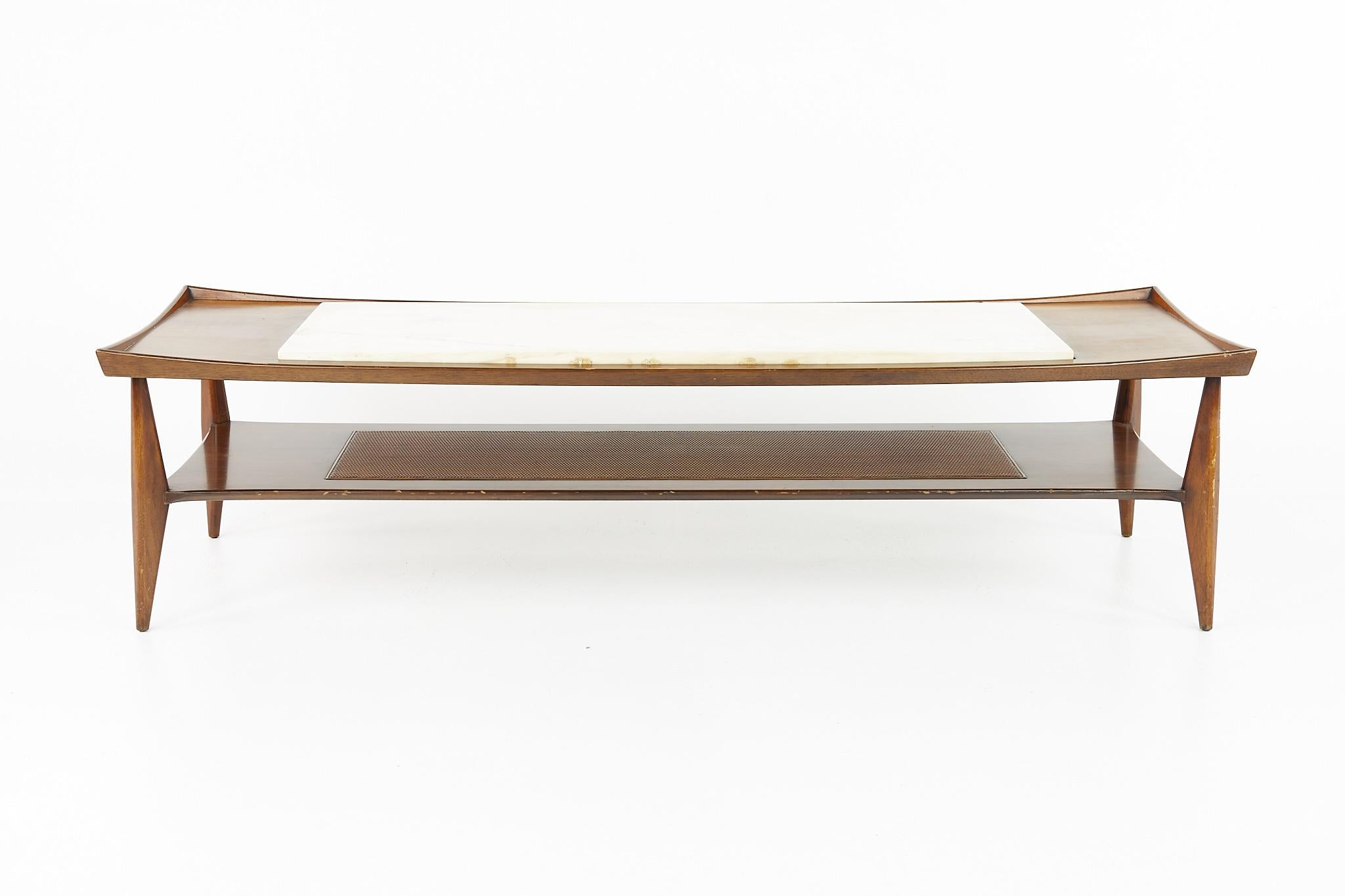 Couchtisch mit Steinplatte aus Nussbaum aus der Mitte des Jahrhunderts

Dieser Tisch misst: 64 breit x 21 tief x 17 Zoll hoch

alle Möbelstücke sind in einem sogenannten restaurierten Vintage-Zustand zu haben. Das bedeutet, dass das Stück beim