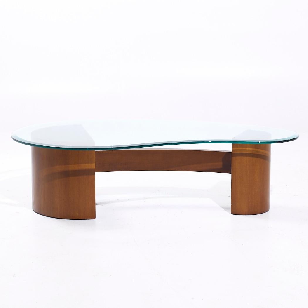Table basse biomorphe en noyer et verre de style Vladimir Kagan, milieu de siècle

Cette table basse mesure : 51.5 large x 31 profond x 13.75 pouces de haut

Tous les meubles peuvent être achetés dans ce que nous appelons un état vintage restauré.