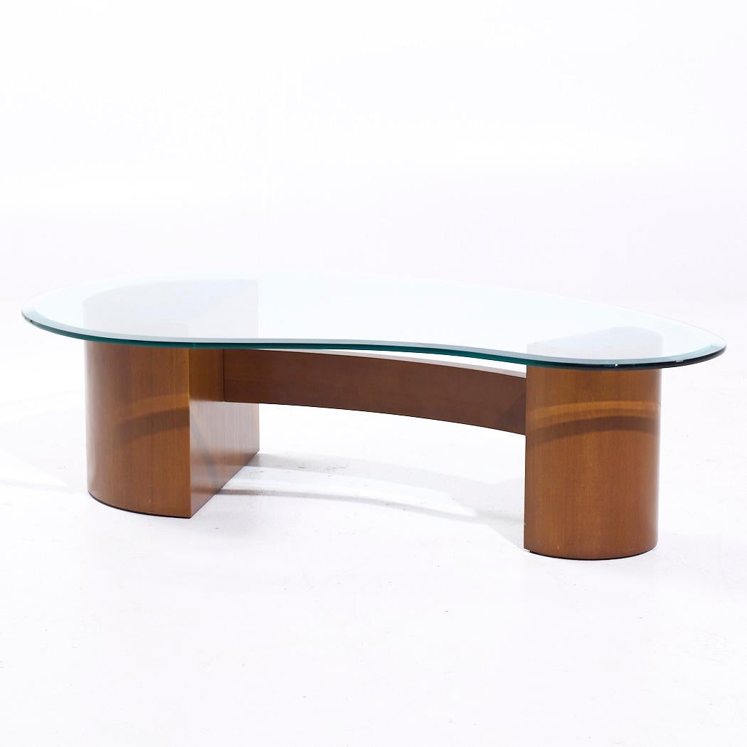 Mid-Century Modern Table basse biomorphe du milieu du siècle en noyer et verre en vente