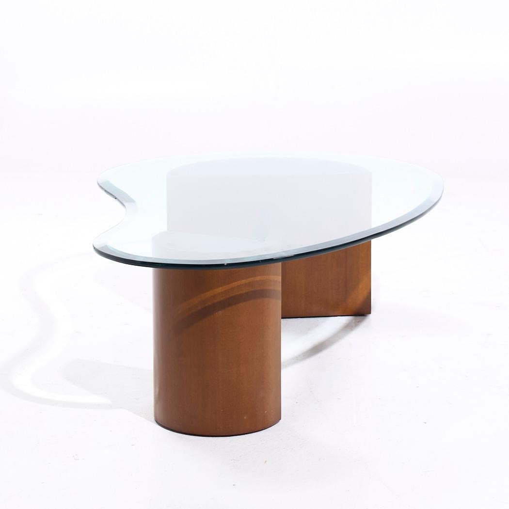 Américain Table basse biomorphe du milieu du siècle en noyer et verre en vente