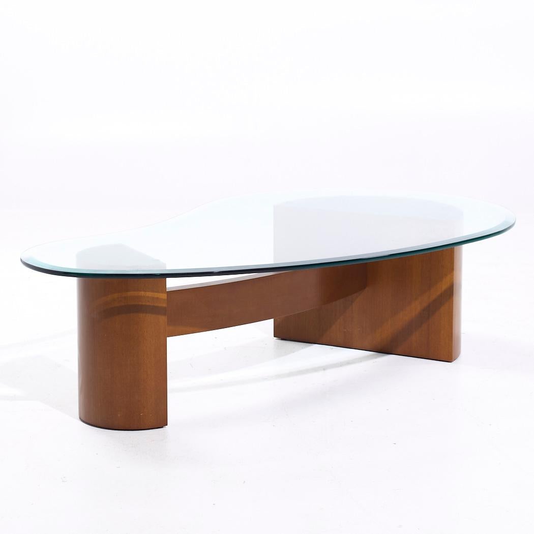 Table basse biomorphe du milieu du siècle en noyer et verre Bon état - En vente à Countryside, IL