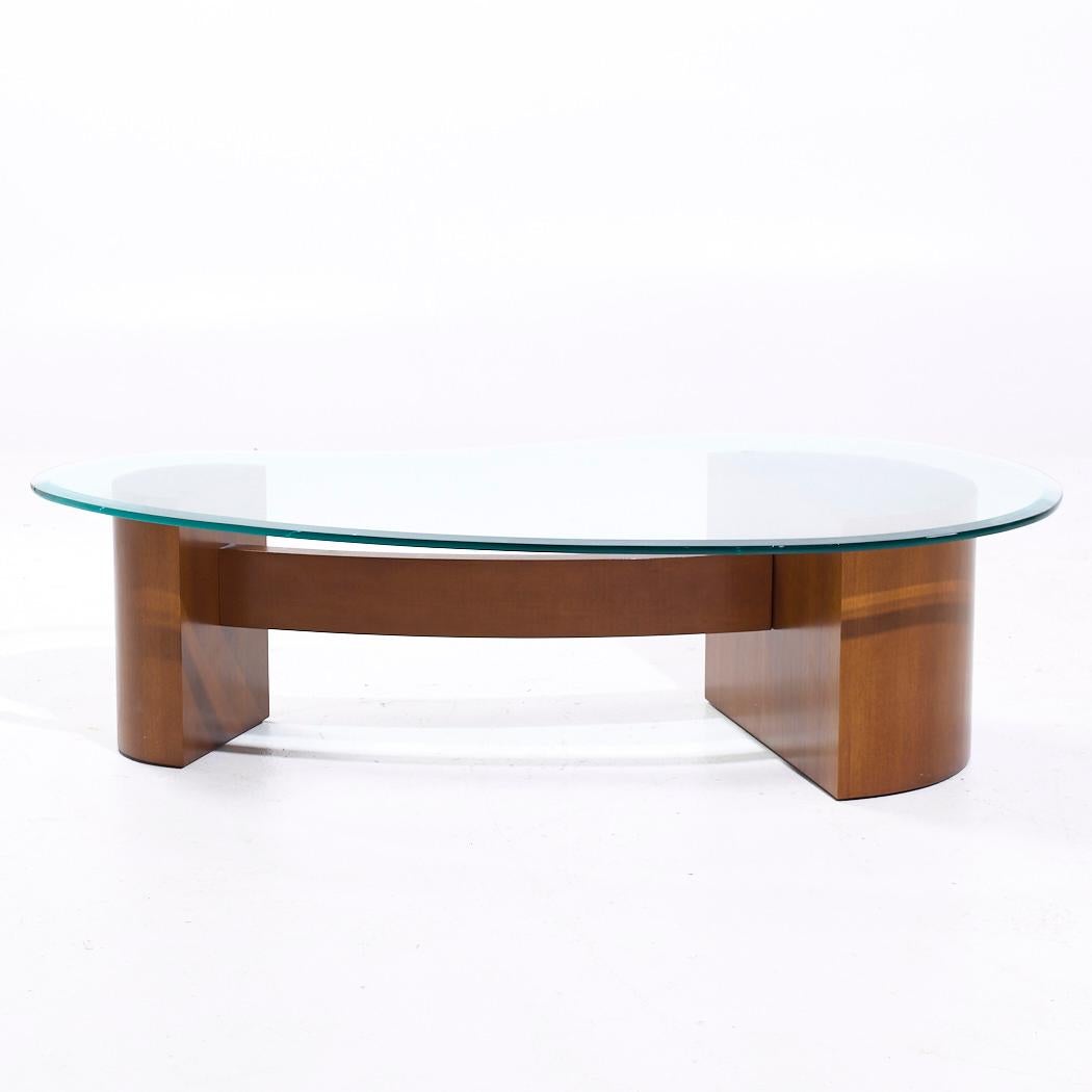 Fin du 20e siècle Table basse biomorphe du milieu du siècle en noyer et verre en vente