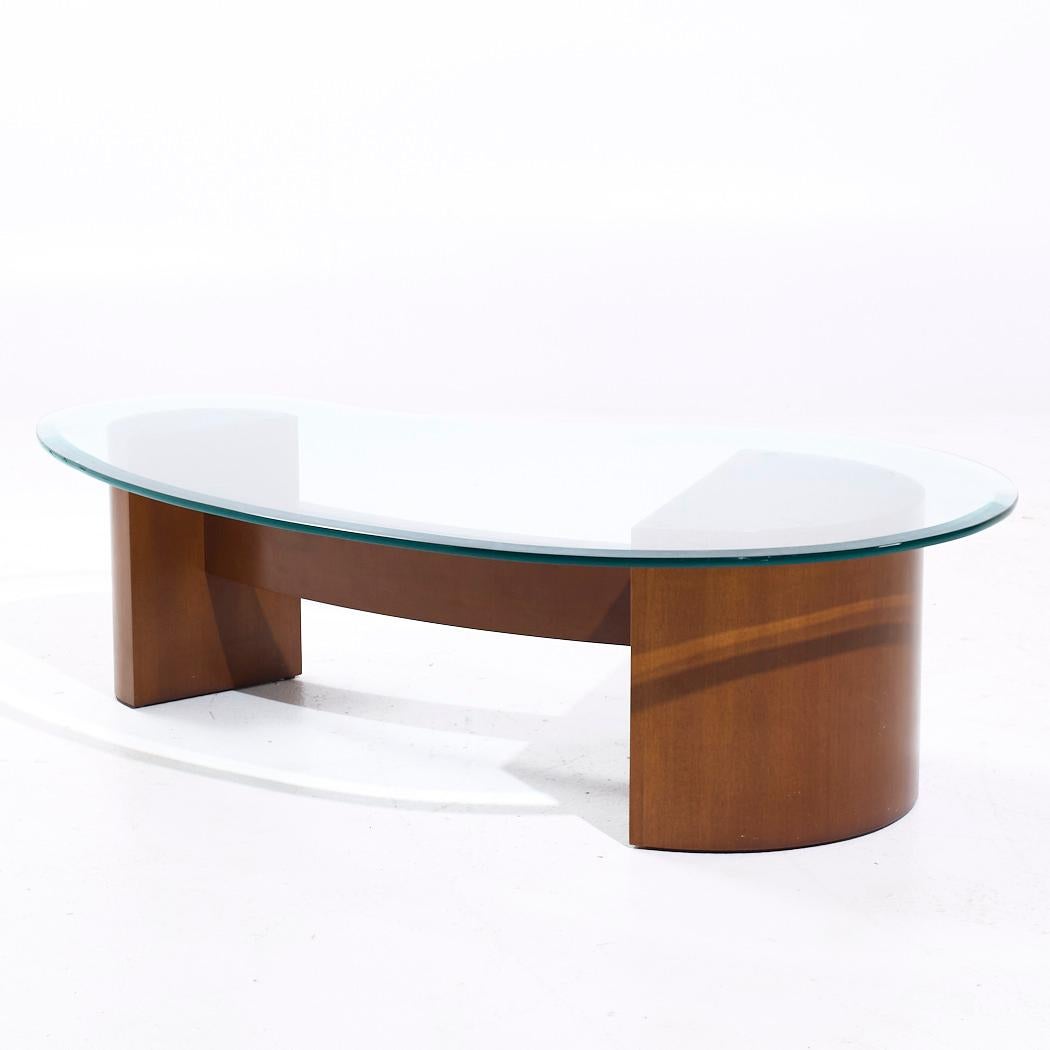 Verre Table basse biomorphe du milieu du siècle en noyer et verre en vente