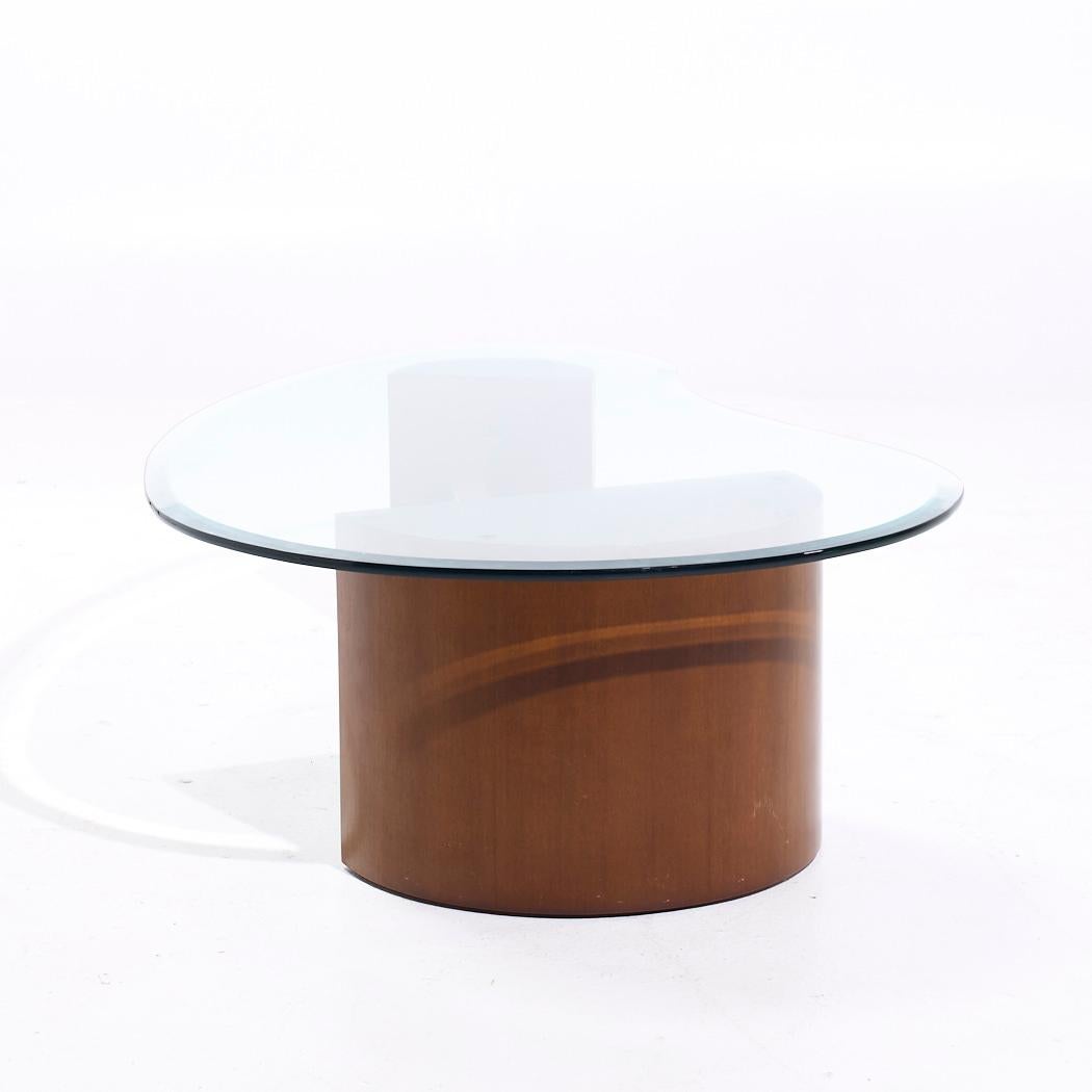Table basse biomorphe du milieu du siècle en noyer et verre en vente 1
