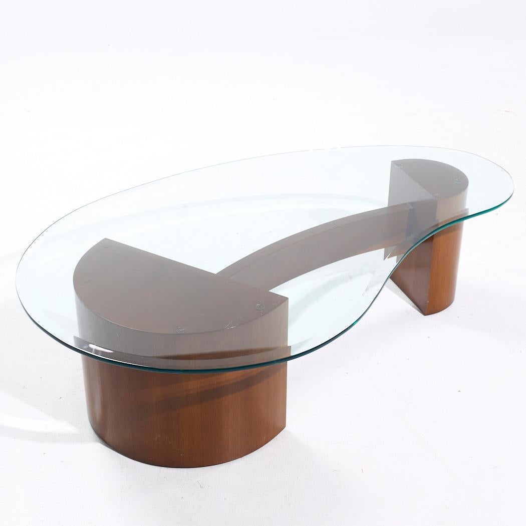 Table basse biomorphe du milieu du siècle en noyer et verre en vente 2