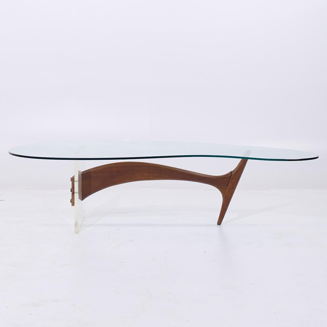Table basse en forme de rein en noyer et lucite, style Vladimir Kagan, milieu de siècle

Cette table basse mesure : 64.5 de large x 35.5 de profond x 16.5 de haut

Tous les meubles peuvent être achetés dans ce que nous appelons un état vintage