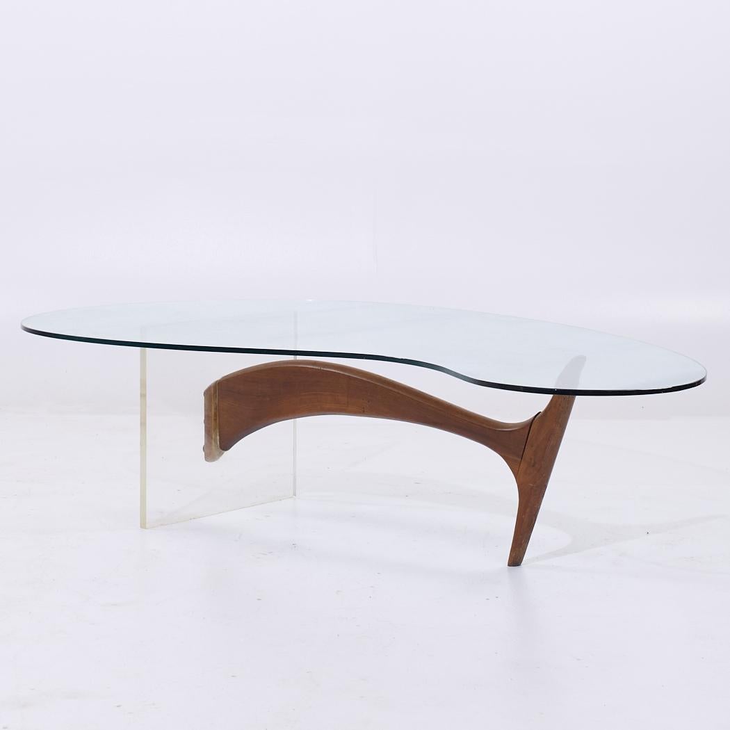 Mid-Century Modern Table basse en forme de rein en noyer et lucite du milieu du siècle dernier en vente