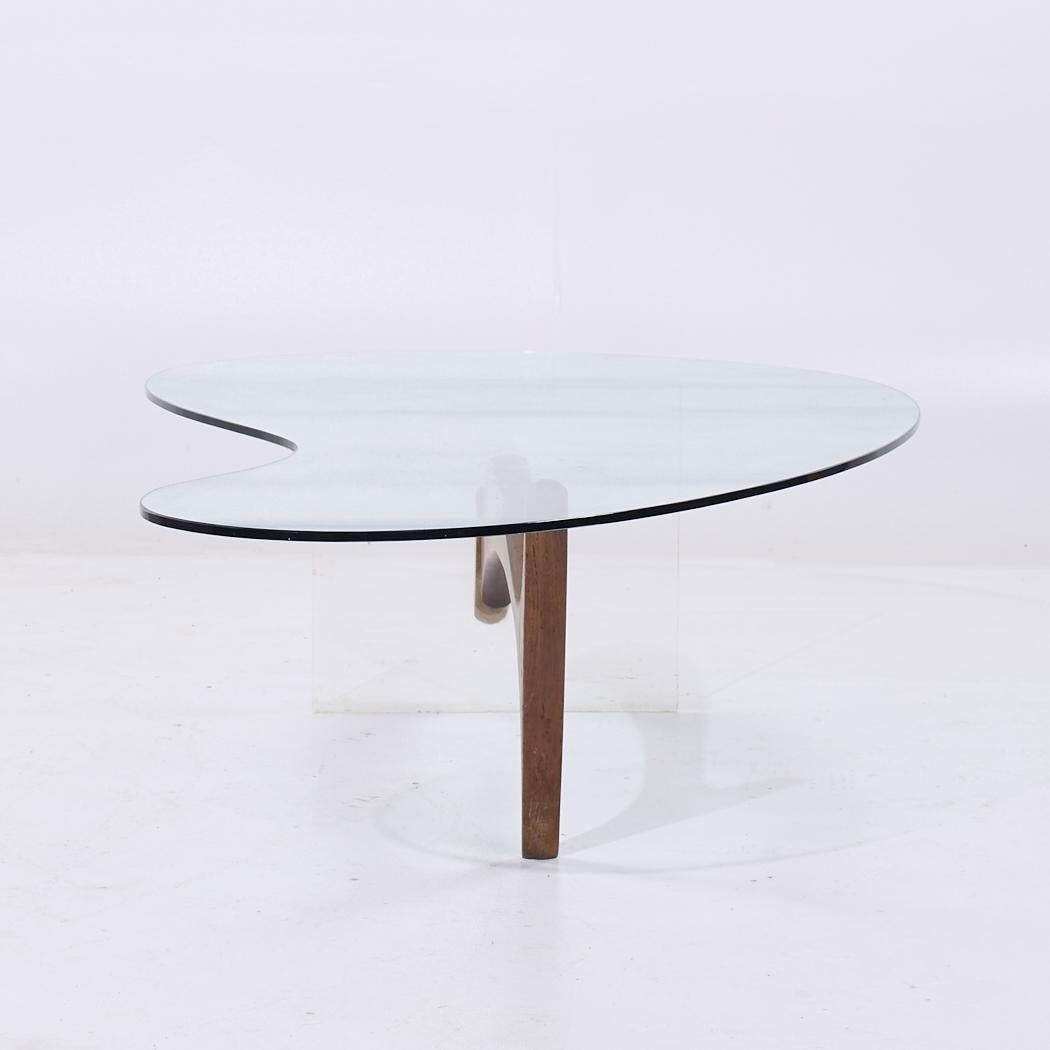 Américain Table basse en forme de rein en noyer et lucite du milieu du siècle dernier en vente